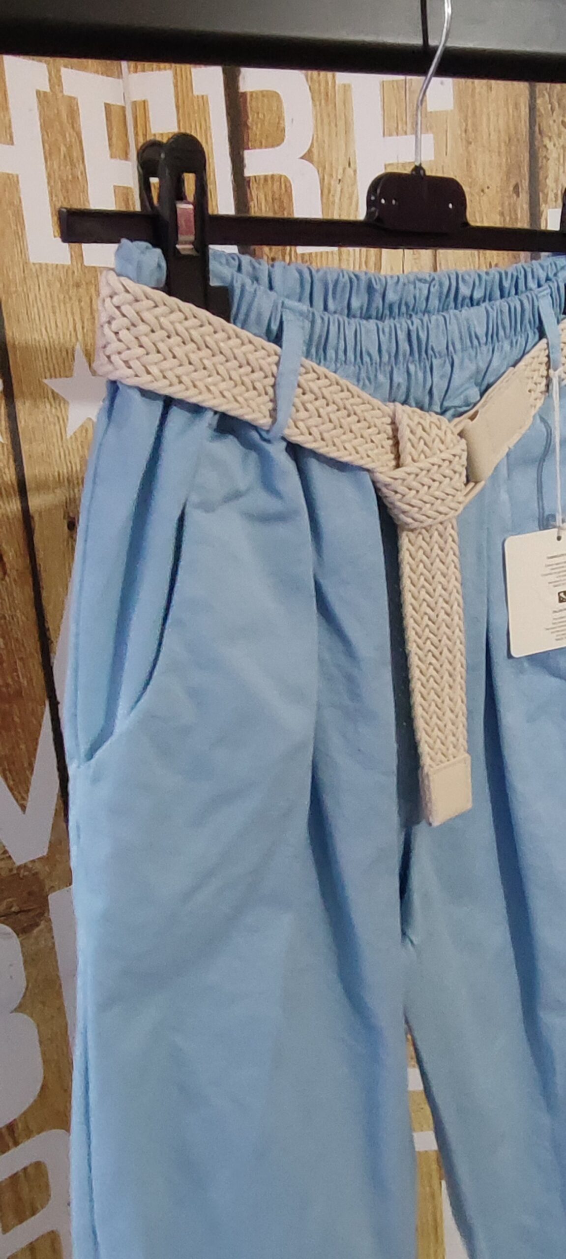 Pantalon carotte avec ceinture et poches bleu pastel – Image 2