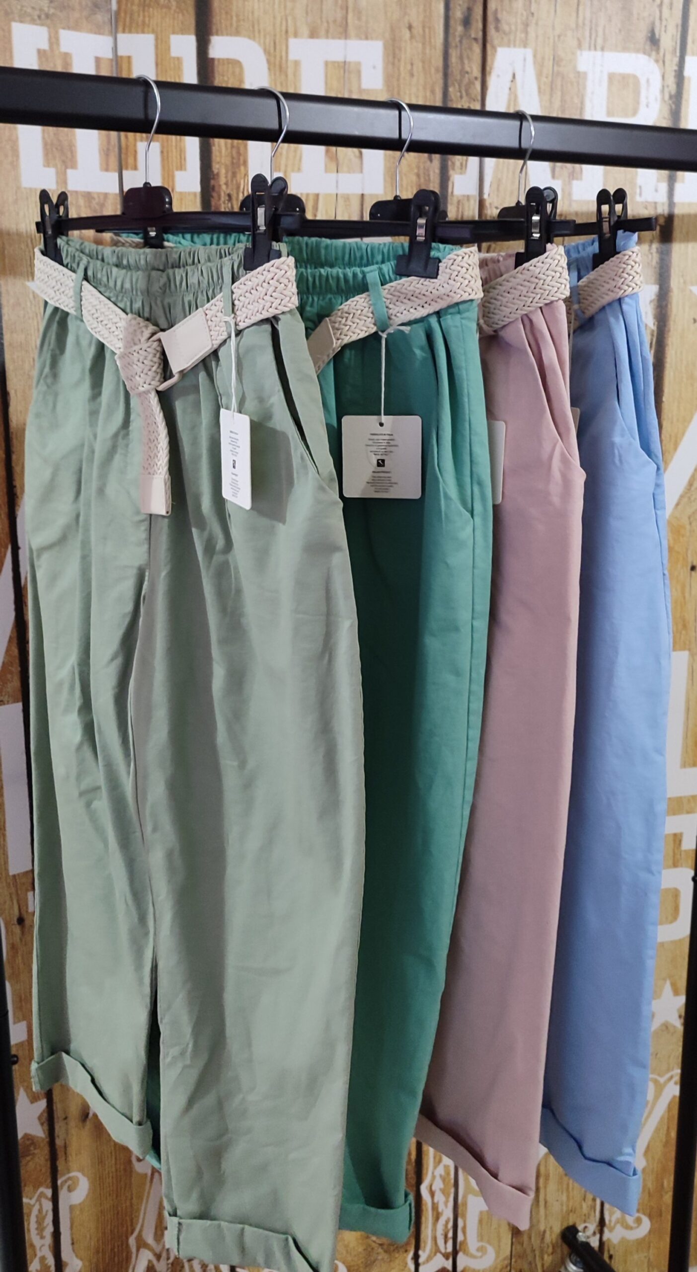 Pantalon carotte avec ceinture et poches bleu pastel – Image 3
