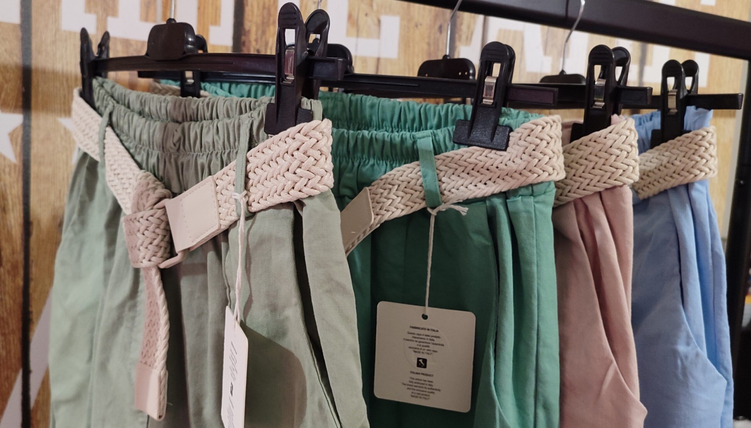 Pantalon carotte avec ceinture et poches bleu pastel – Image 4