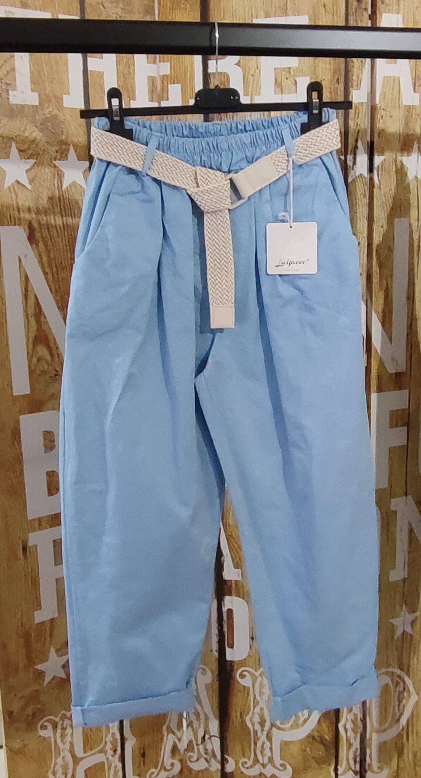 Pantalon carotte avec ceinture et poches bleu pastel