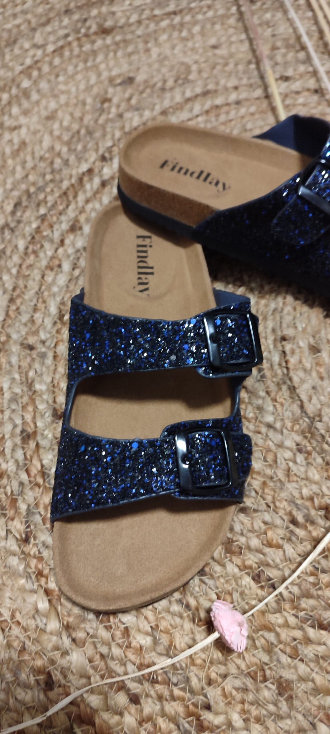 Claquettes sandales à lanières paillettées noir et bleu marine Findlay – Image 3