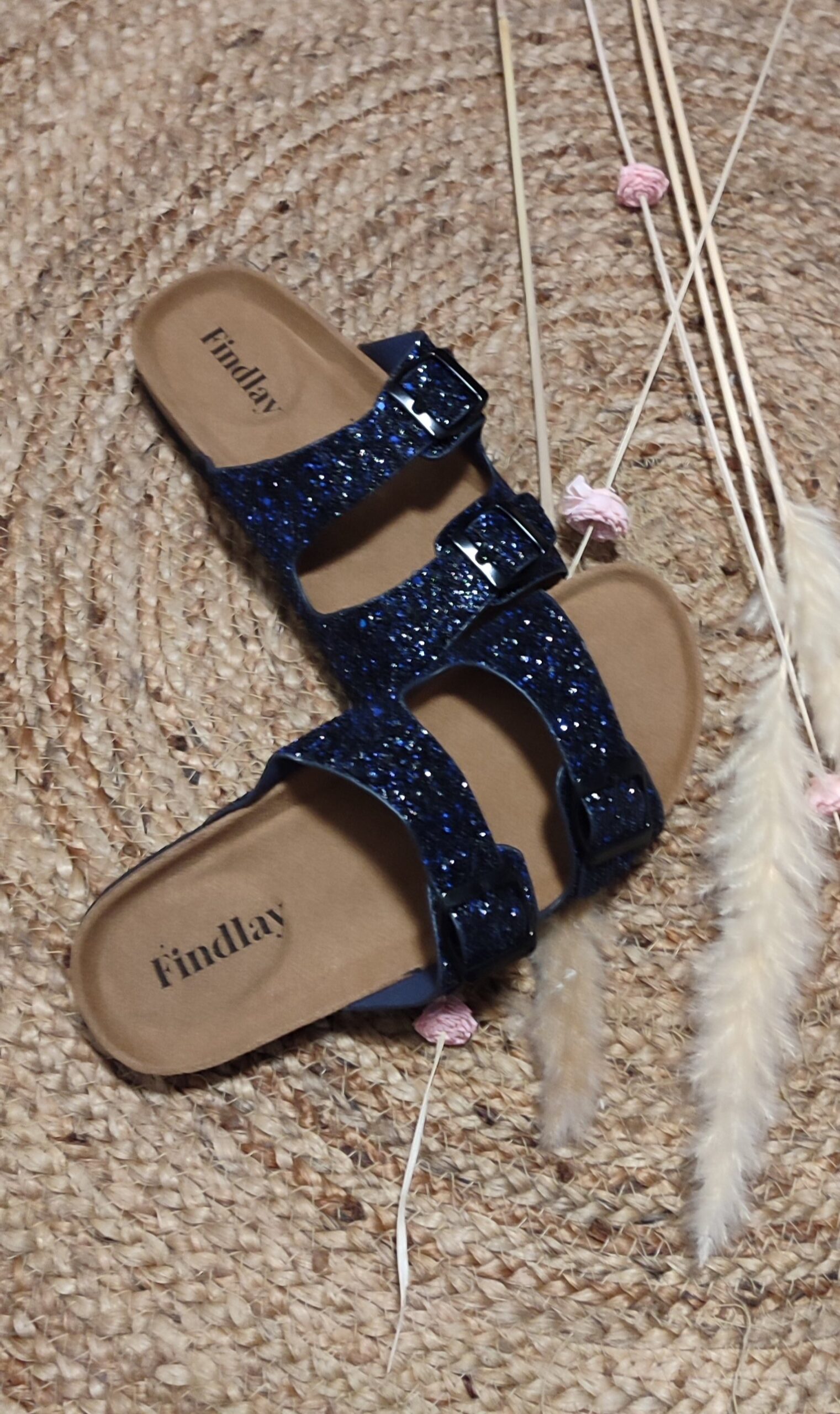Claquettes sandales à lanières paillettées noir et bleu marine Findlay – Image 2