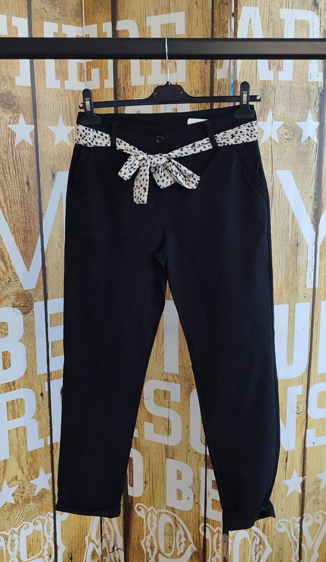 Pantalon stretch noir poche froufrou et ceinture imprimé animal