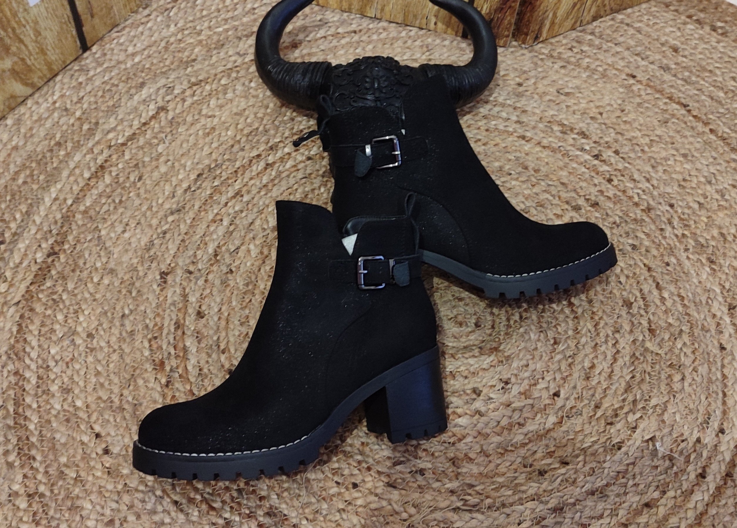 Bottines à talons noires légèrement pailletées marque Findlay – Image 3