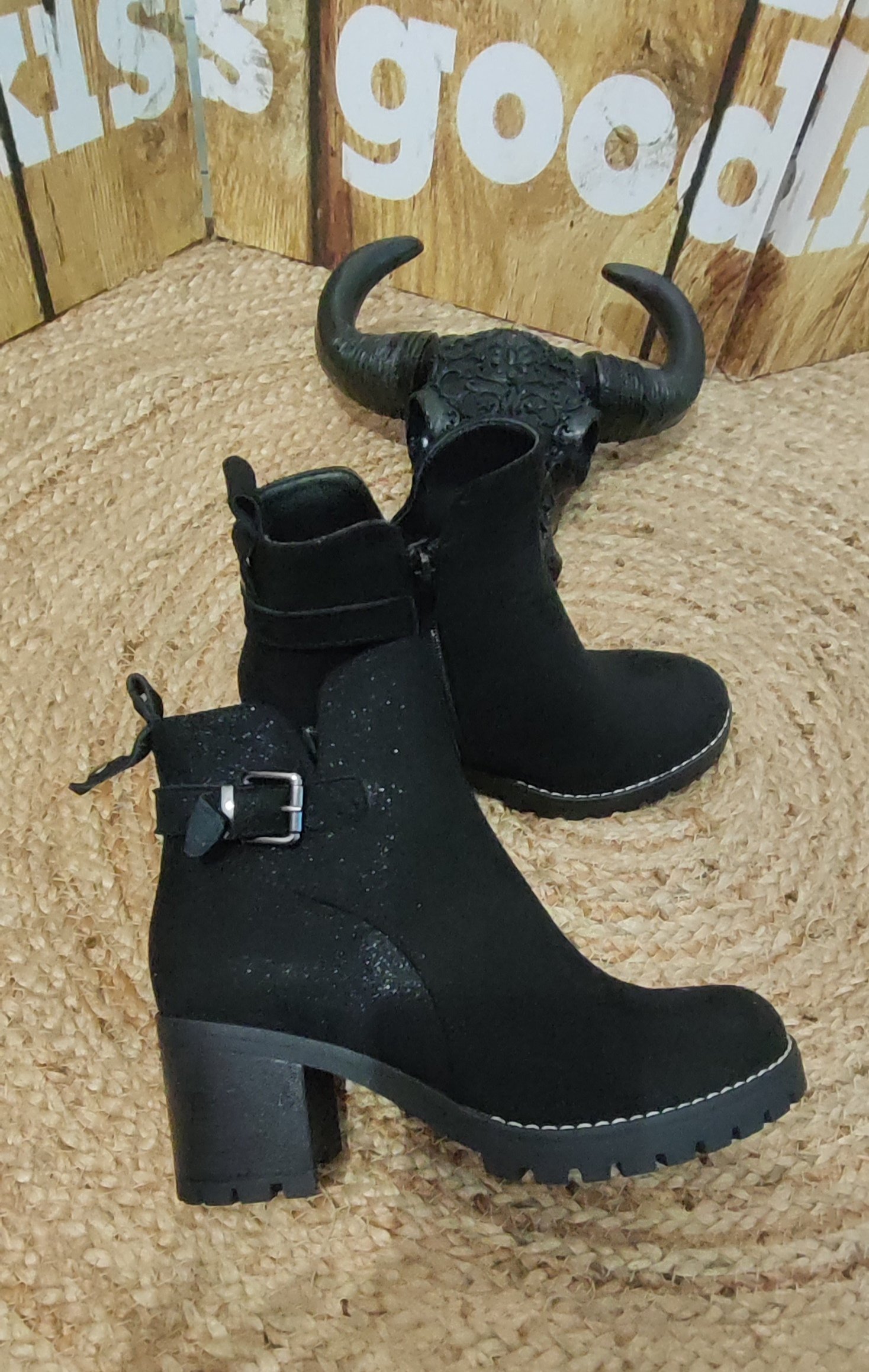 Bottines à talons noires légèrement pailletées marque Findlay