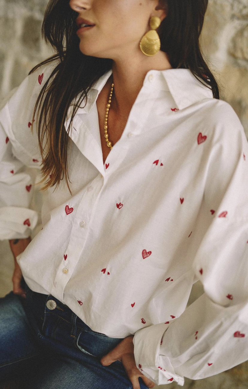 Chemisier blanc et cœurs rouges brodés