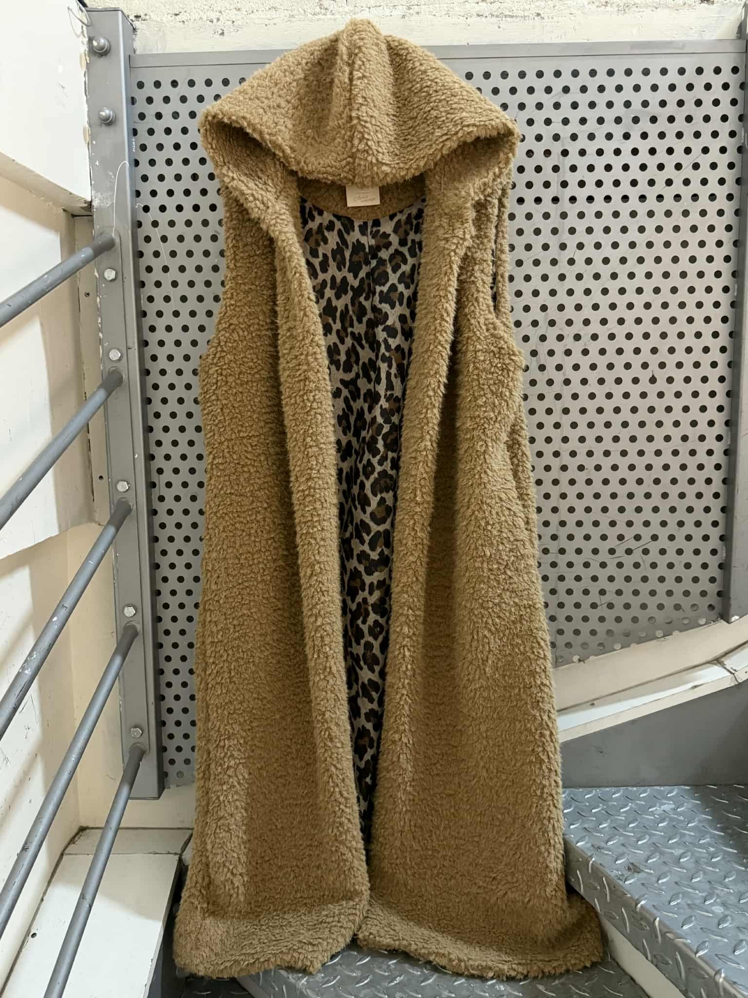 Manteau long teddy sans manches avec capuche et poches camel taille unique April Vintage intérieur léopard