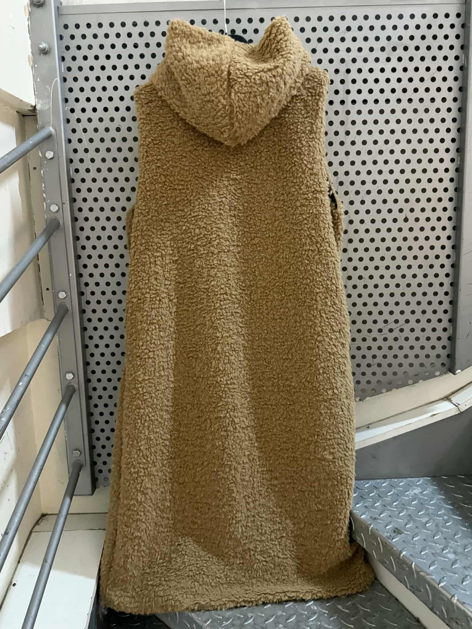 Manteau long teddy sans manches avec capuche et poches camel taille unique April Vintage intérieur léopard – Image 2