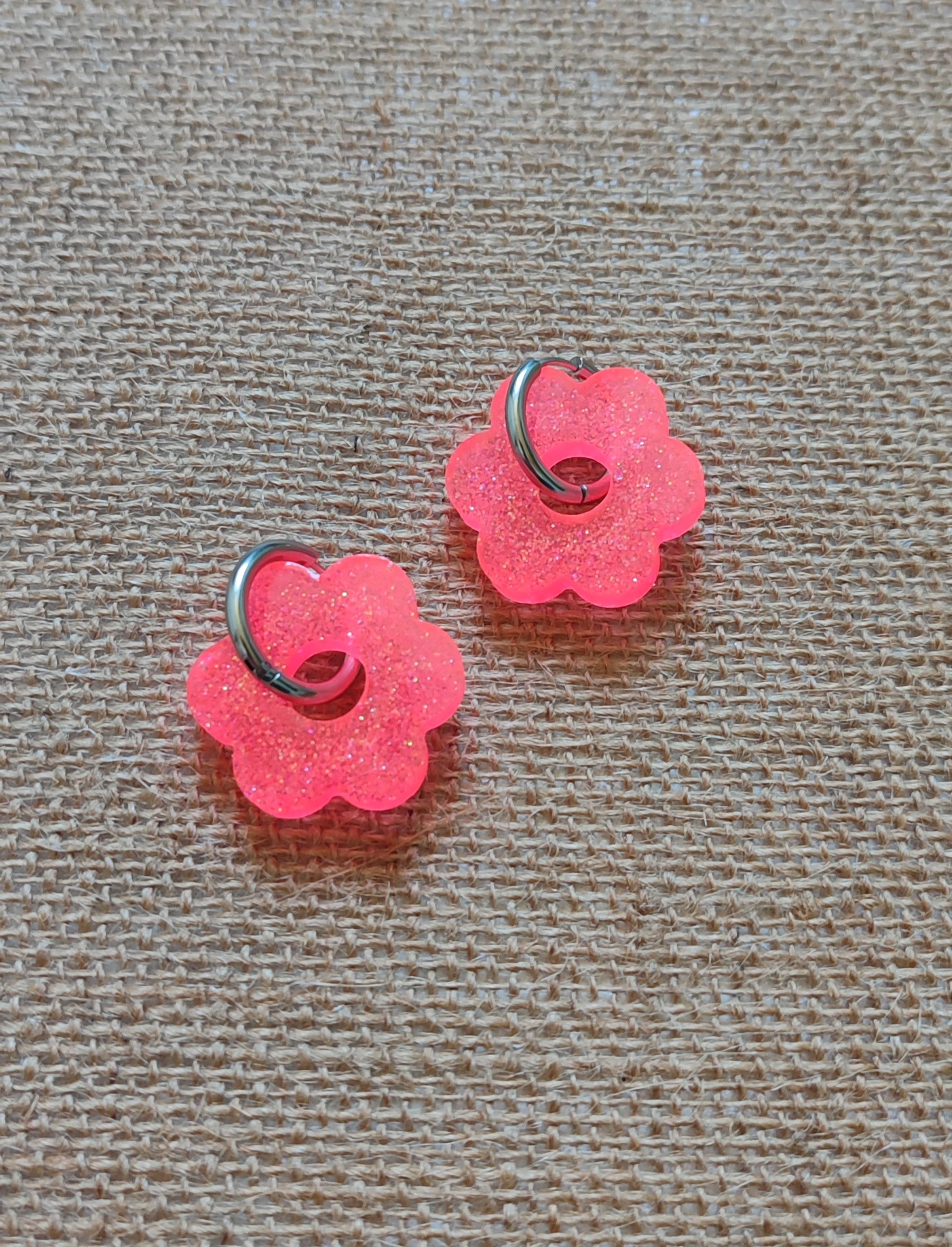 Paire de boucles d’oreilles flowers créoles fleurs en résine et acier inoxydable