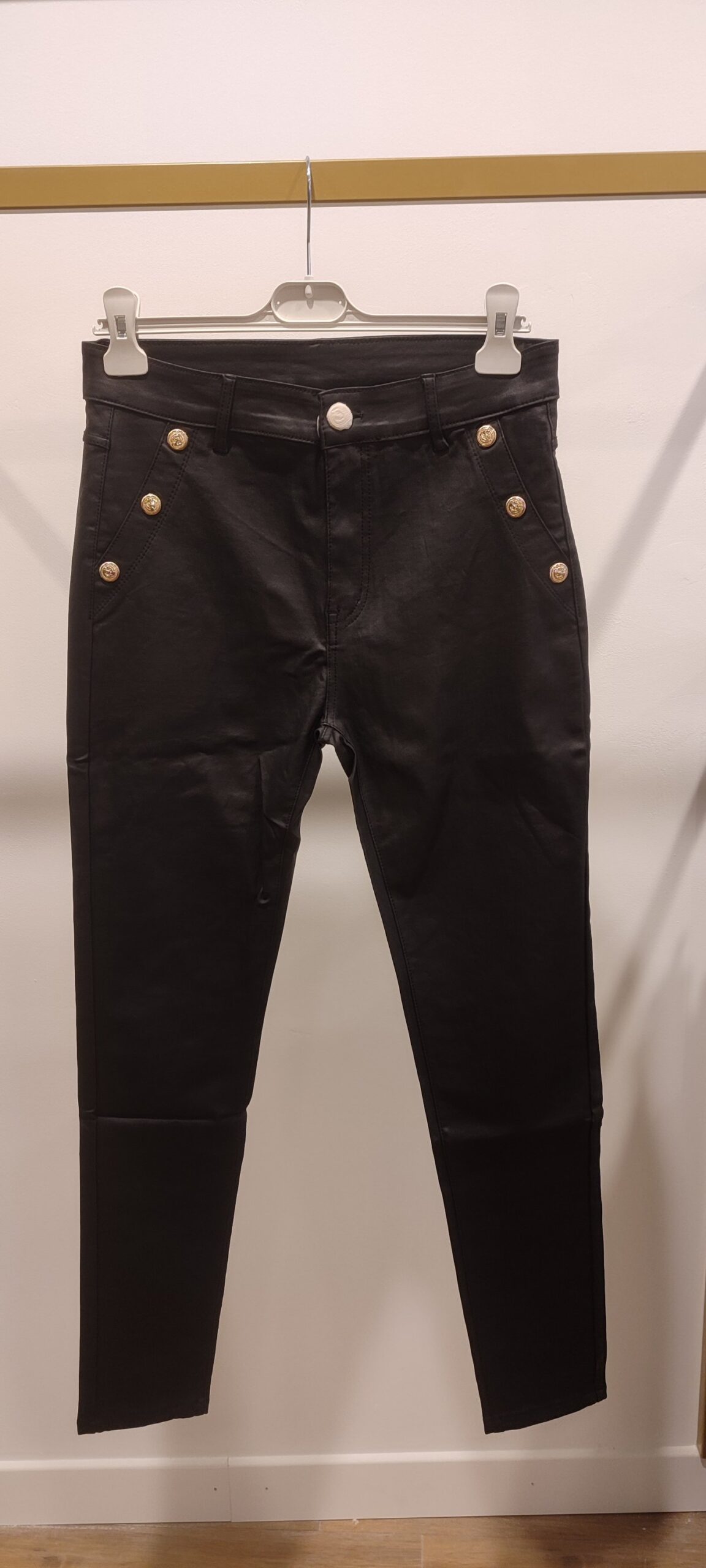 Jeans stretch simili cuir avec boutons