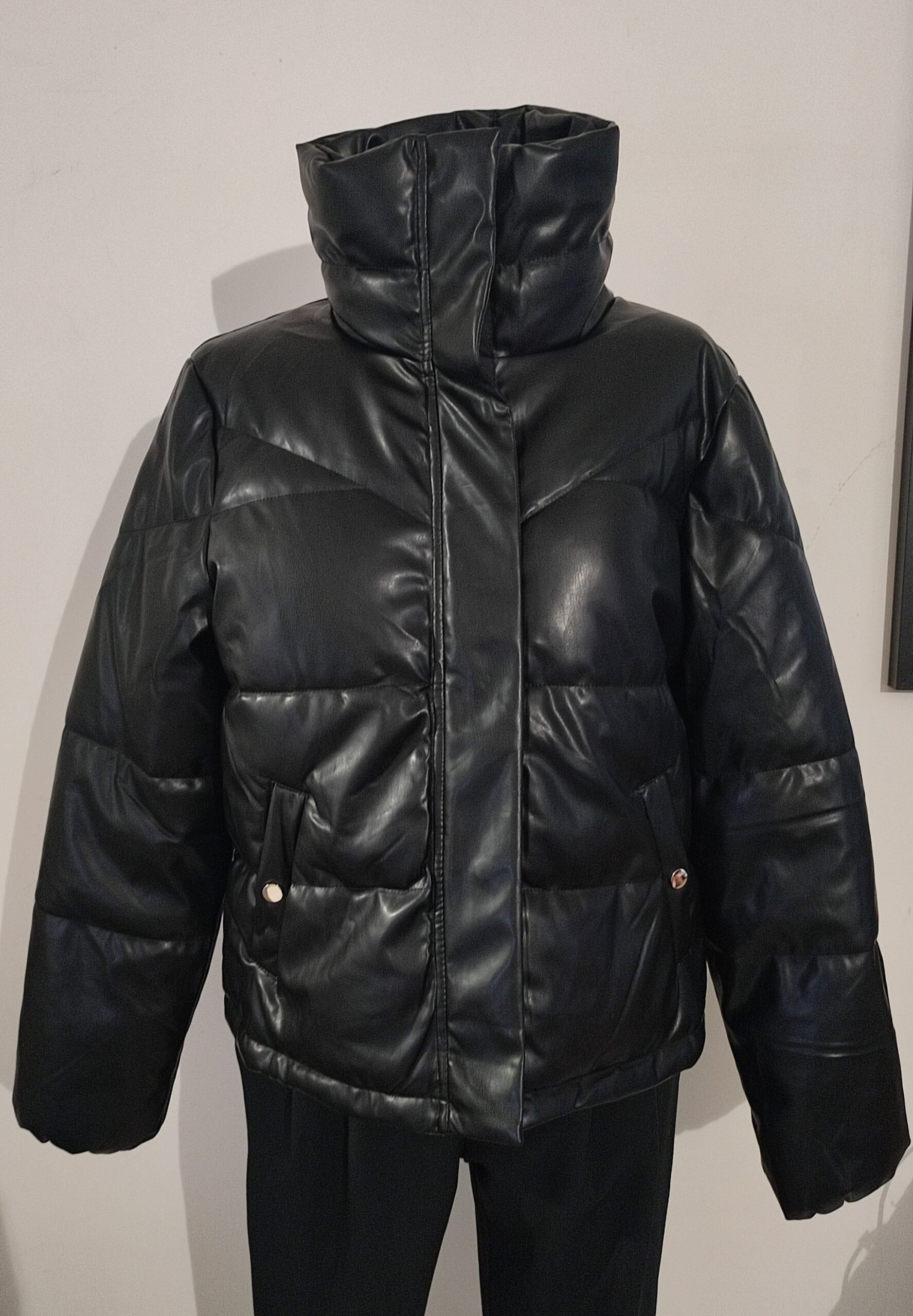Doudoune simili cuir noire col haut – Image 3