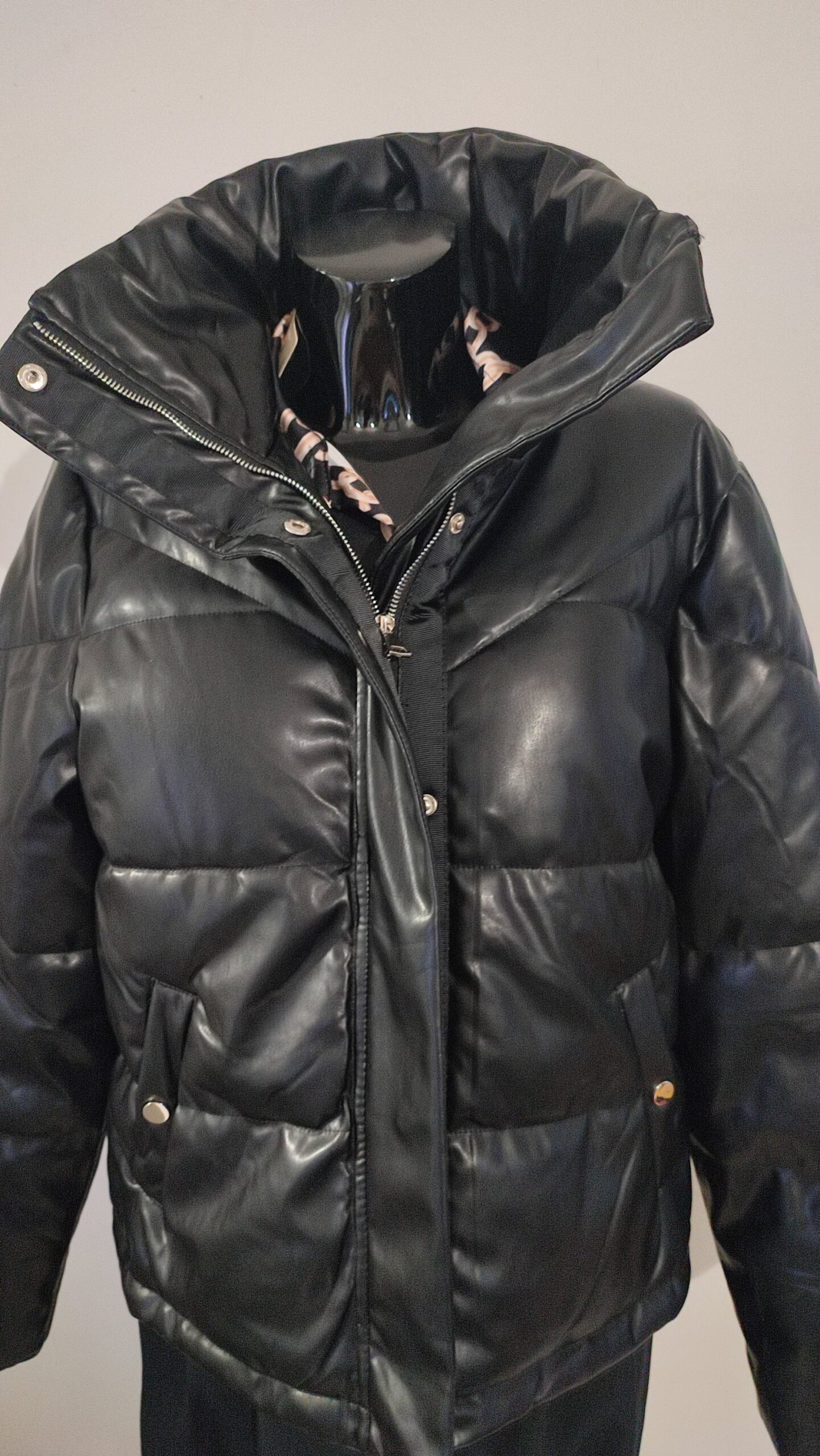 Doudoune simili cuir noire col haut – Image 2