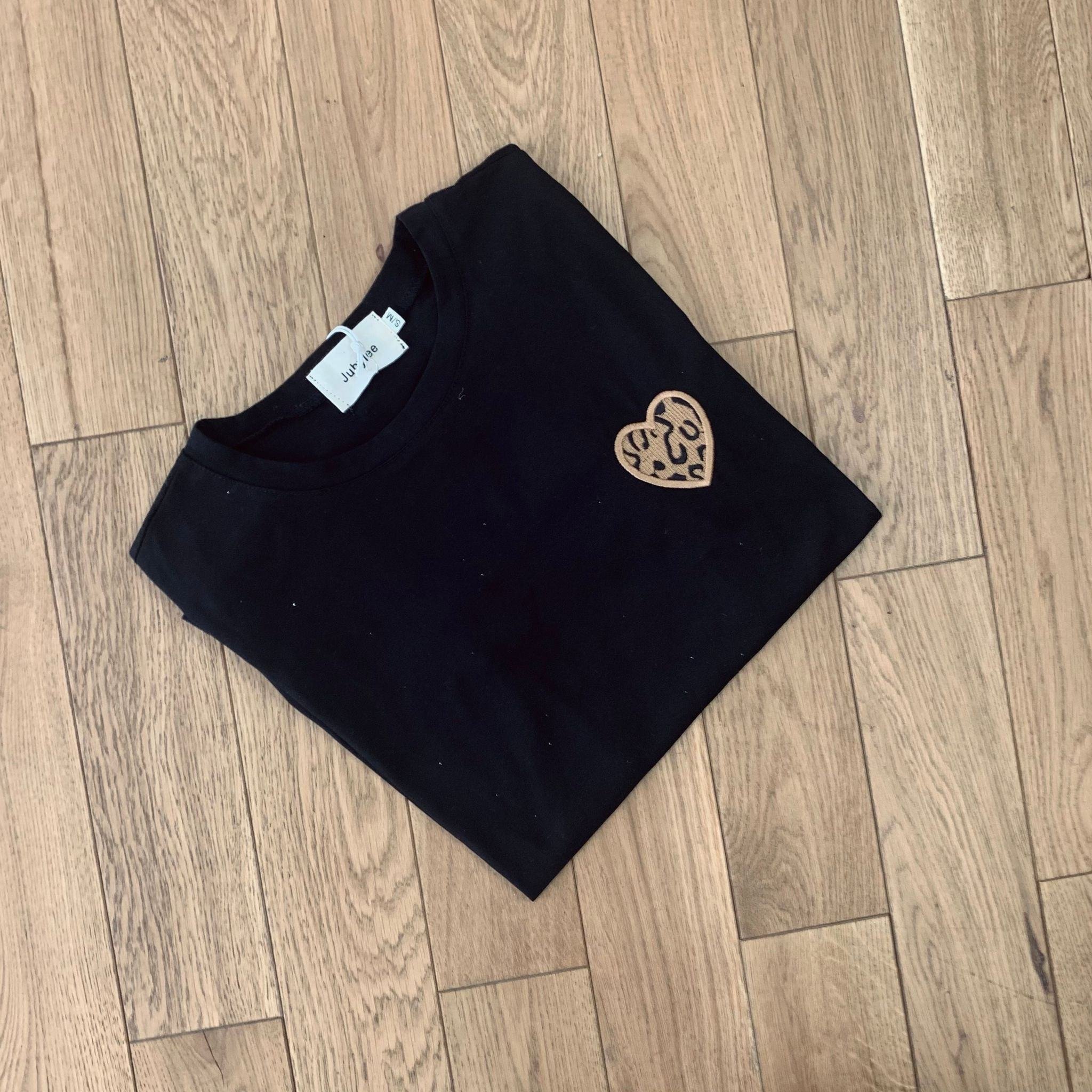 Tee-shirt coeur léopard noir – Image 2