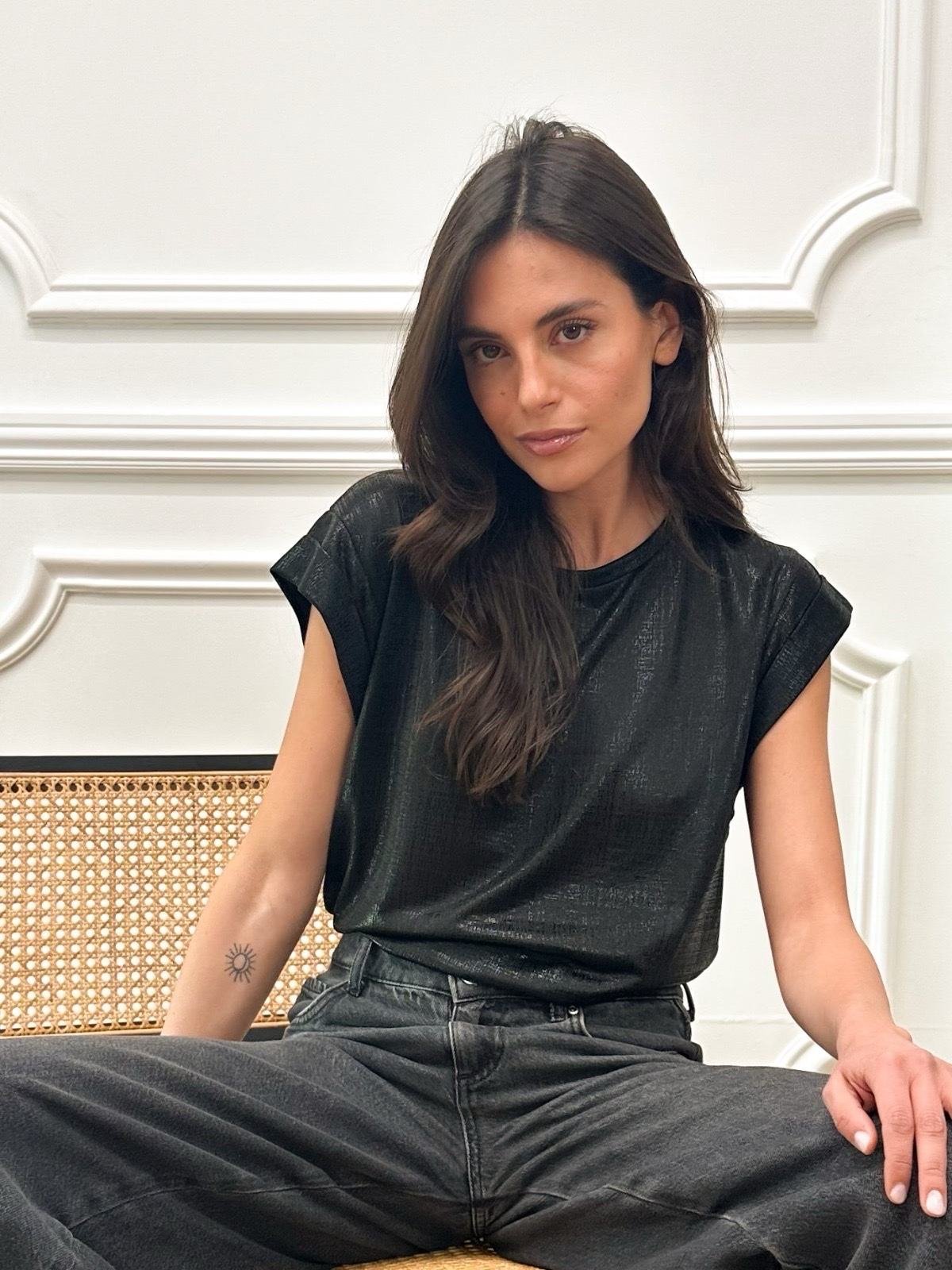 Tee-shirt noir brillant petites manches – Image 2