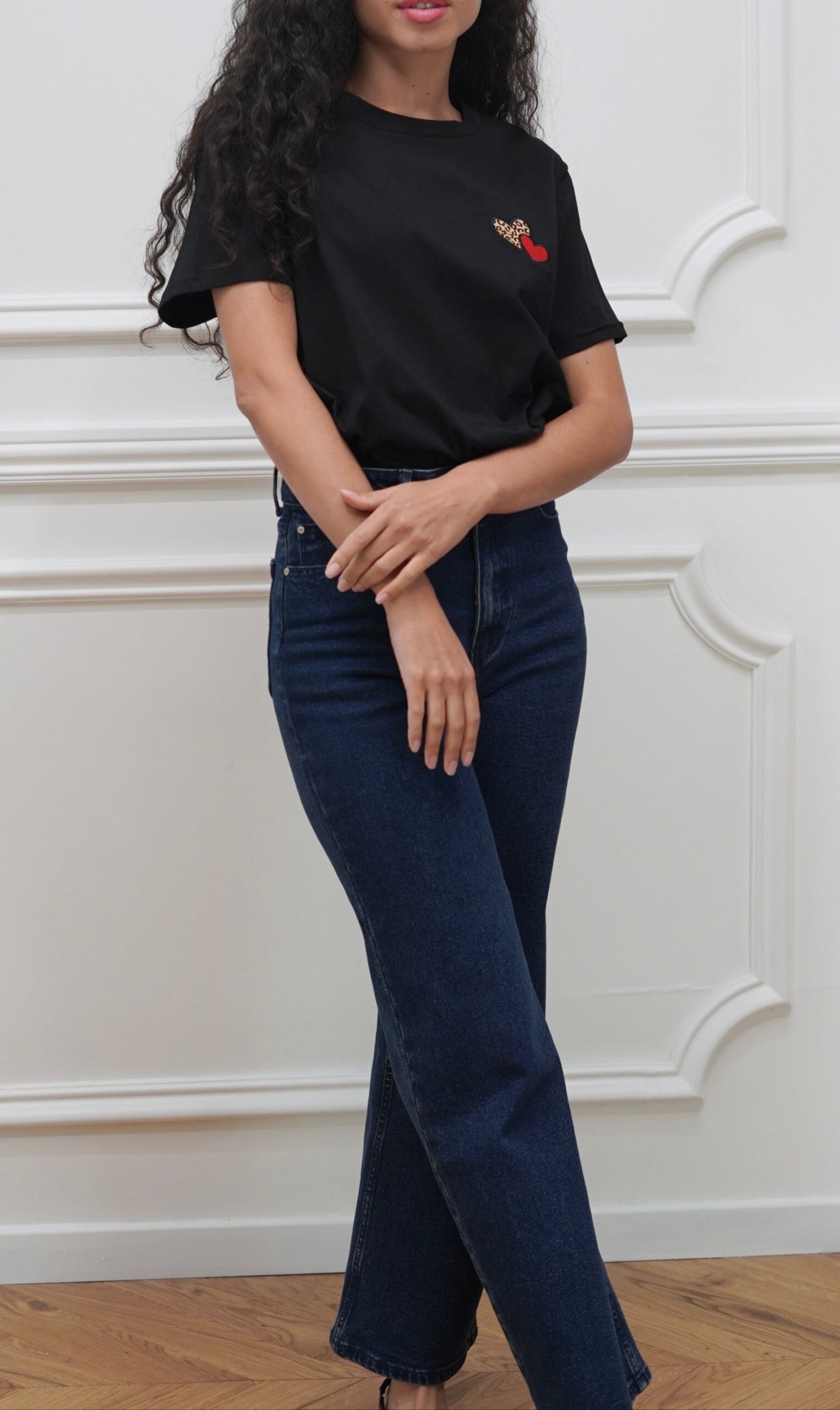 Tee-shirt coeur rouge et léopard noir – Image 3