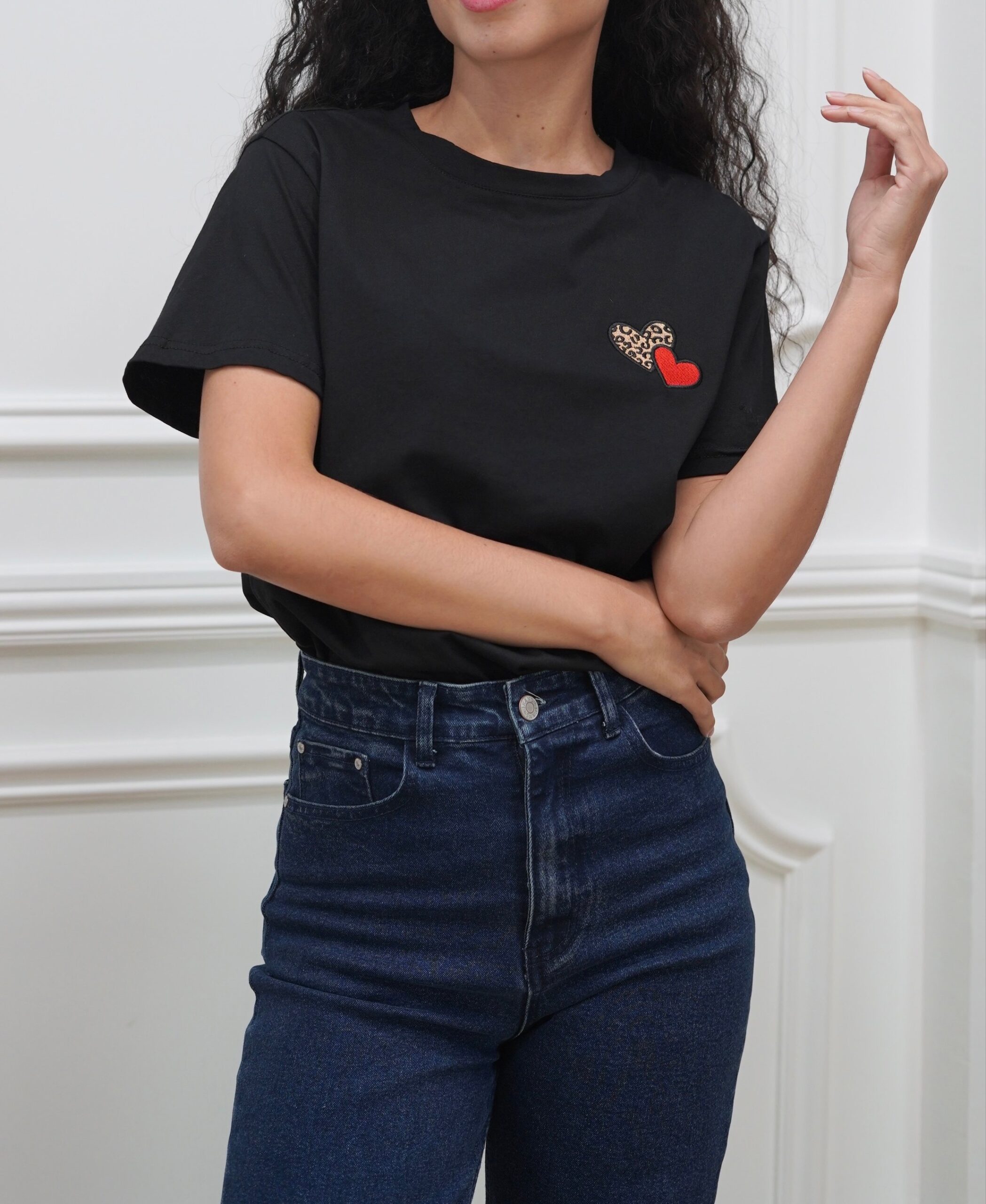 Tee-shirt coeur rouge et léopard noir – Image 5
