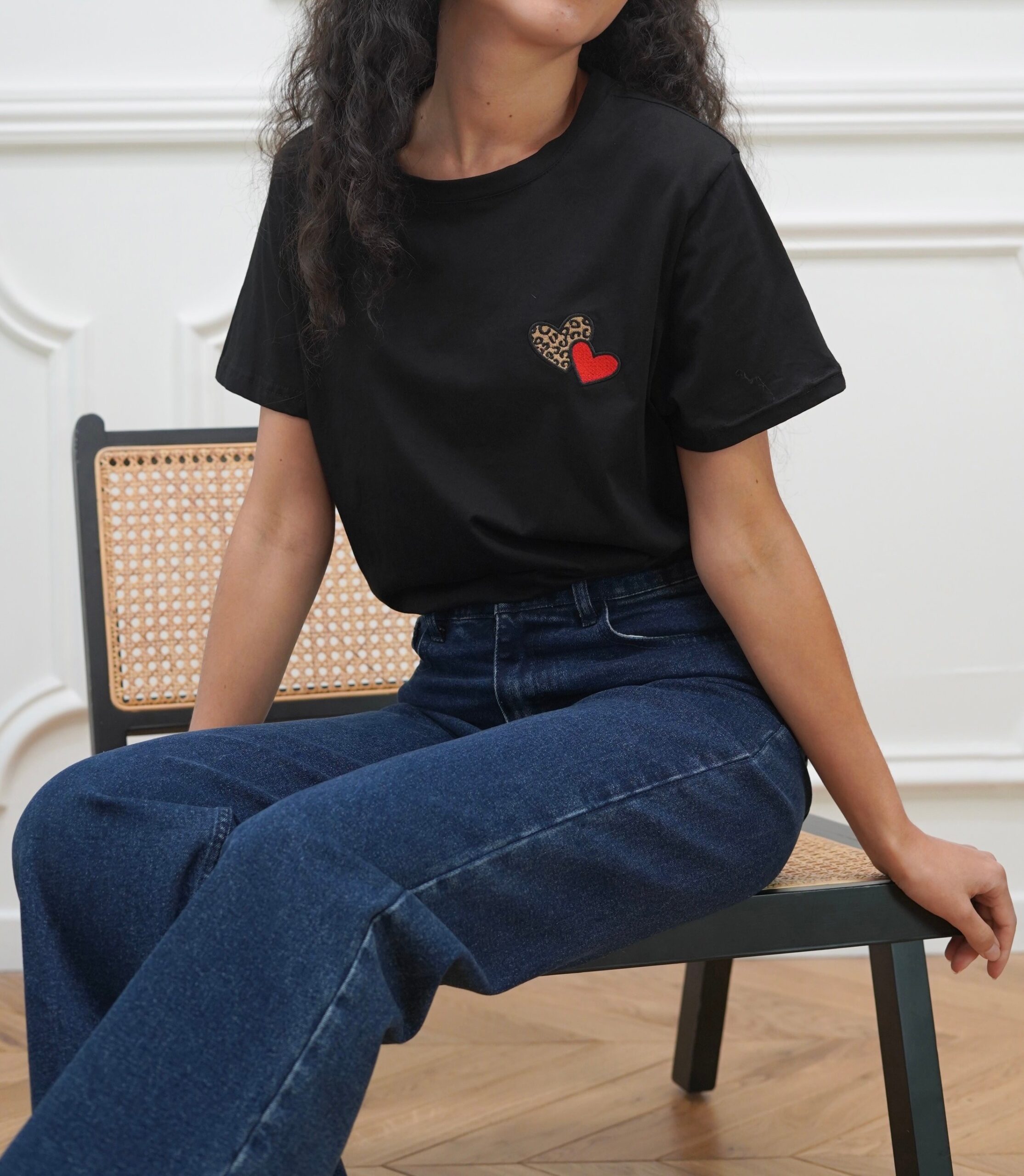 Tee-shirt coeur rouge et léopard noir