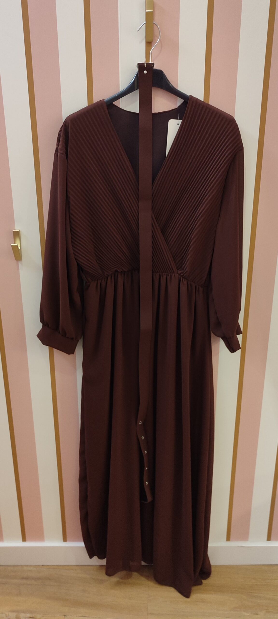 Robe grande taille longue plissée marron avec ceinture