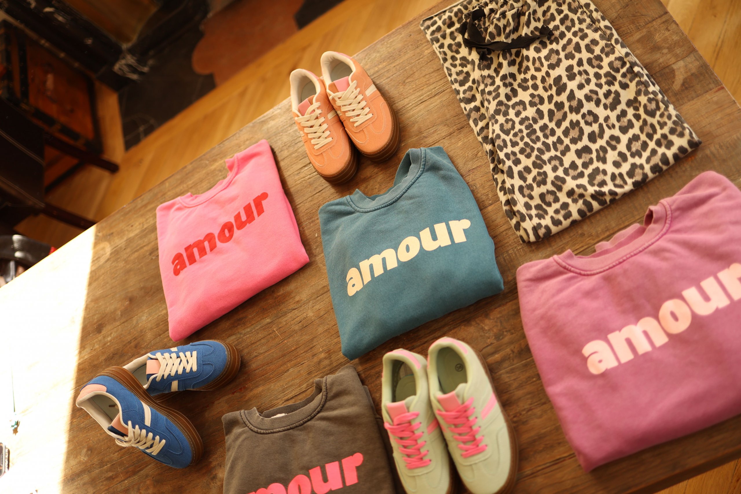 Sweat amour gris anthracite et rose fluo – Image 5