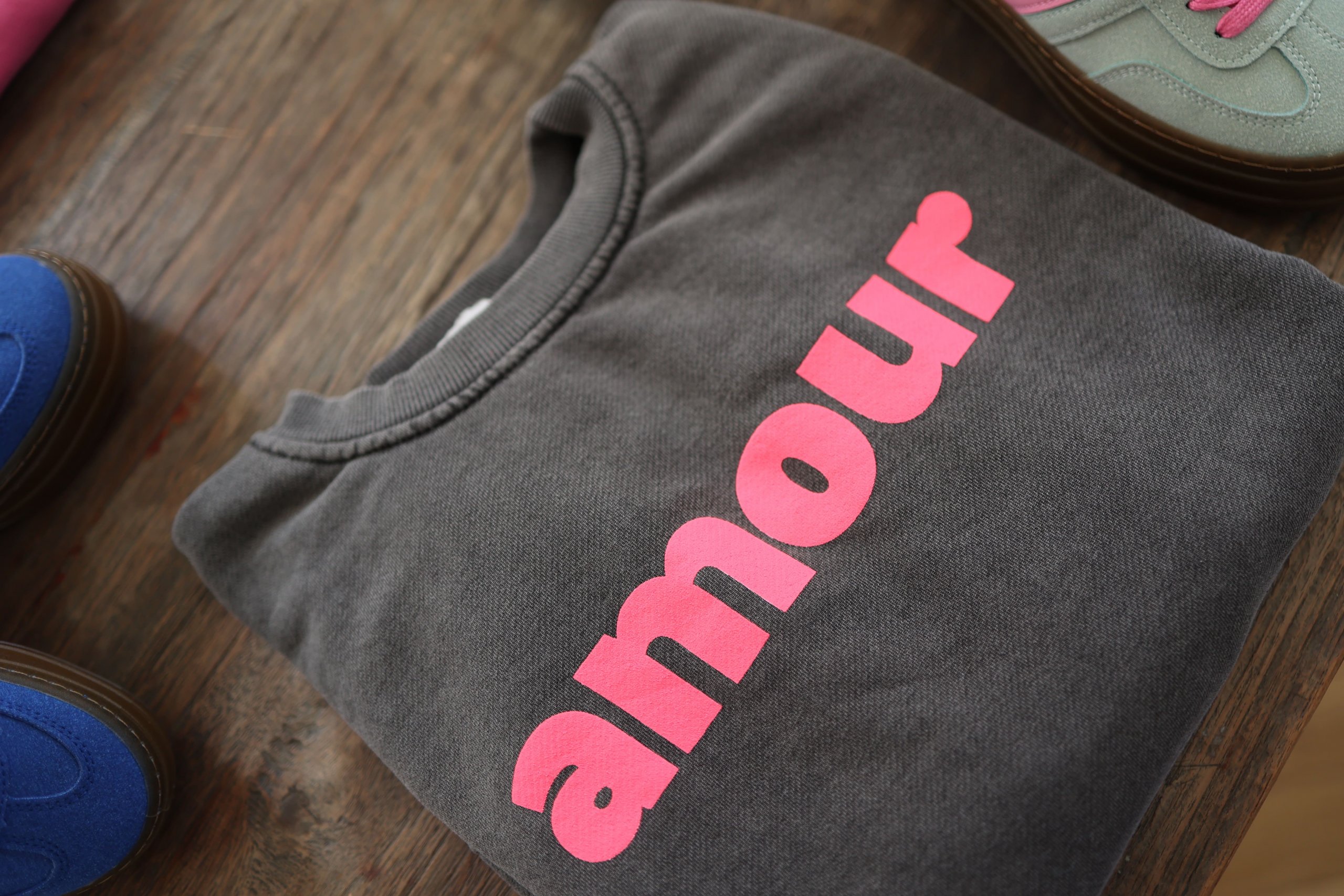 Sweat amour gris anthracite et rose fluo – Image 6