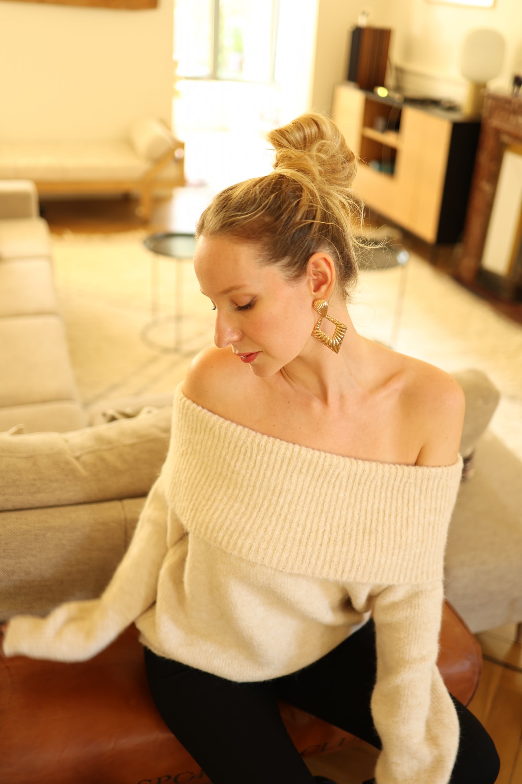 Maille épaule dénudée crème – Image 5