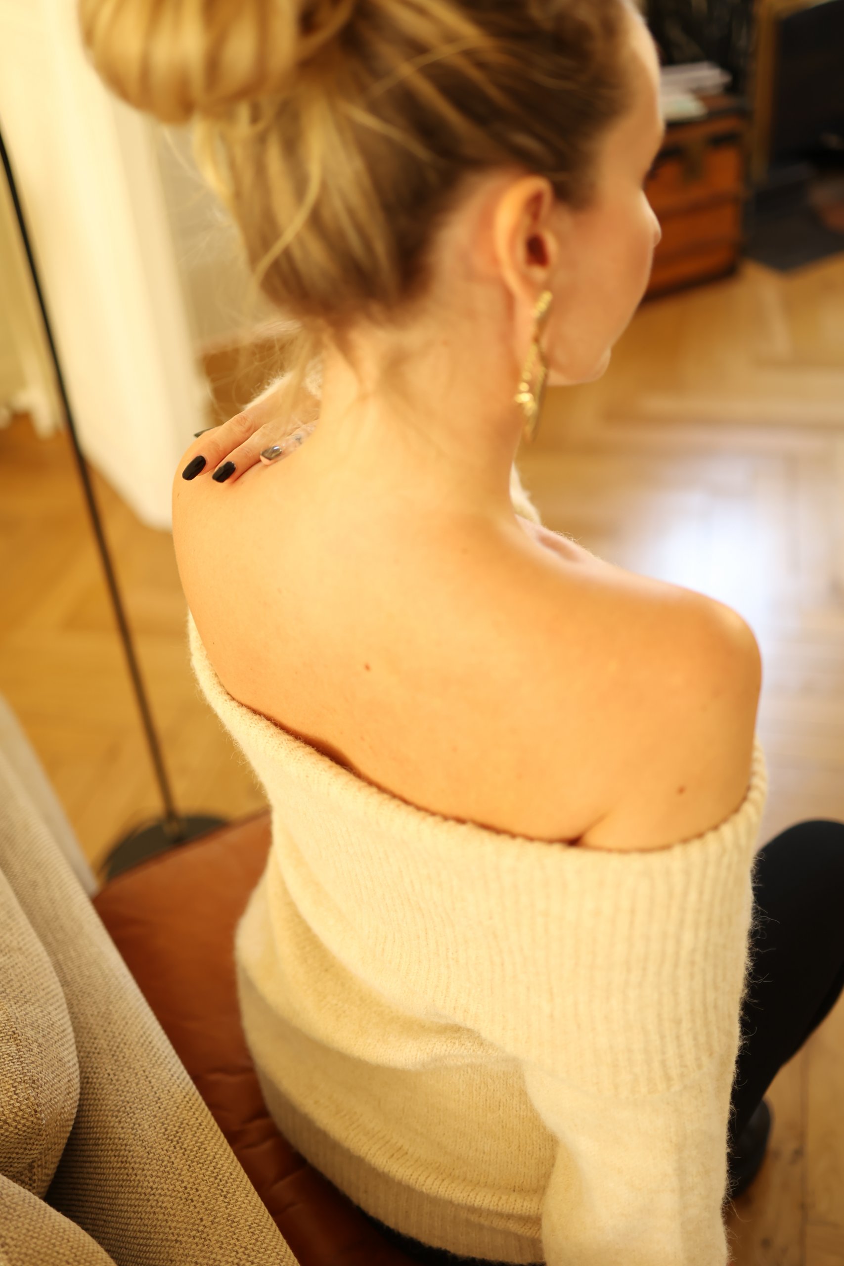 Maille épaule dénudée crème – Image 2