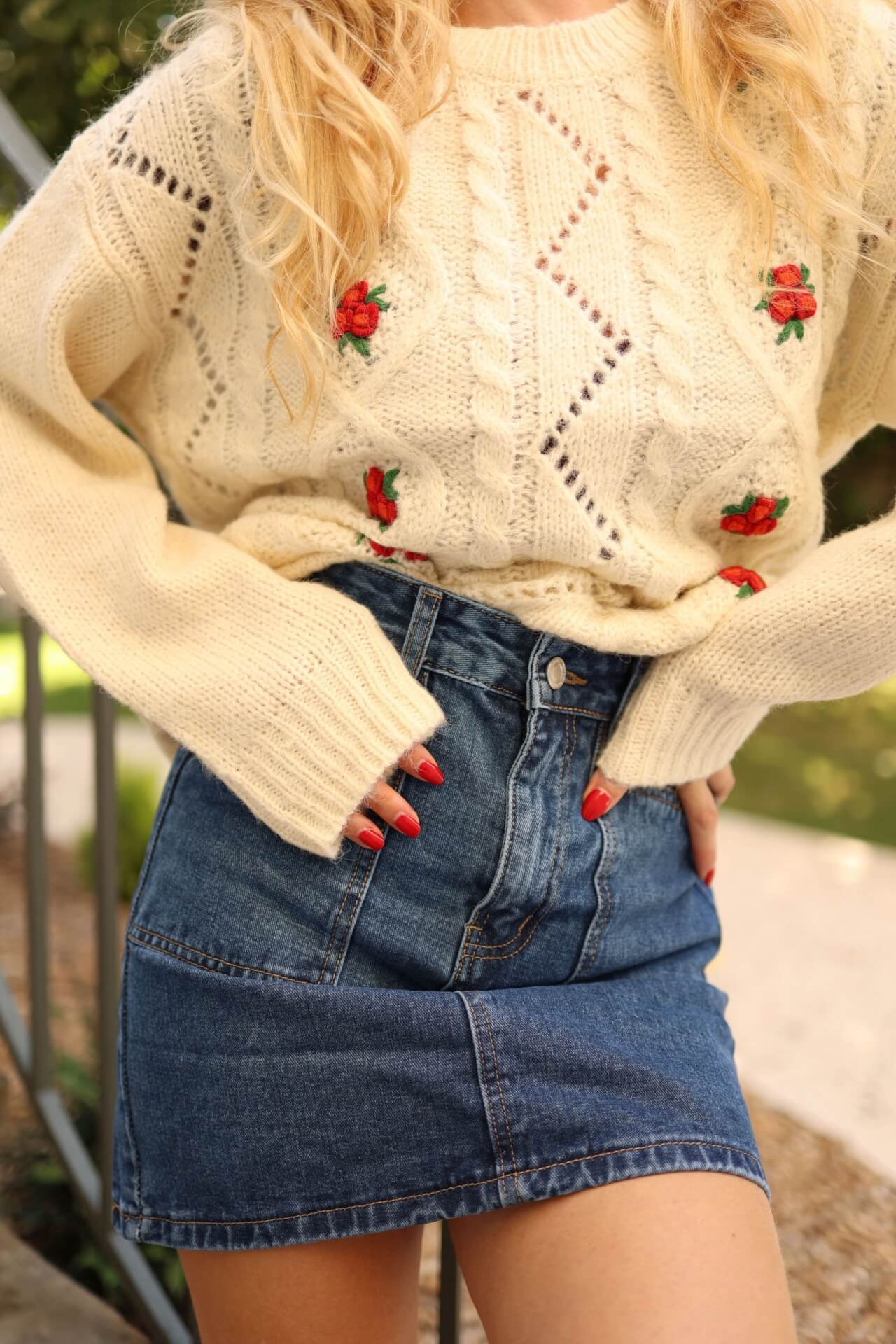 Maille ajourée crème à fleurs rouges – Image 2