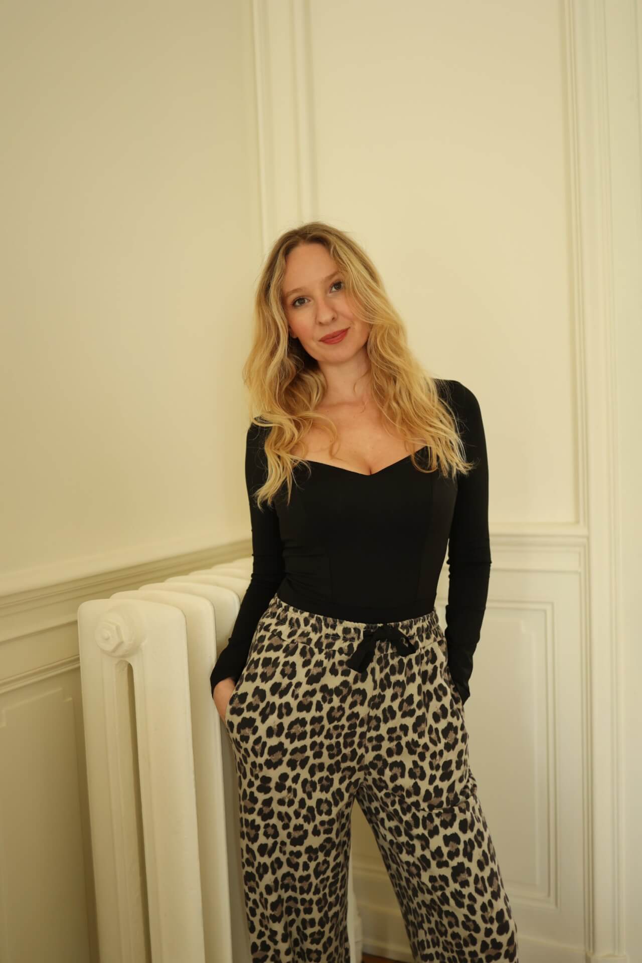 Body noir manches longues au décolleté reine – Image 5