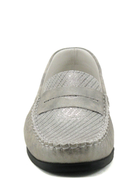Mocassin femme Cuir souple Plateau imprimé Talon plat GEO REINO coloris gris argent – Image 2