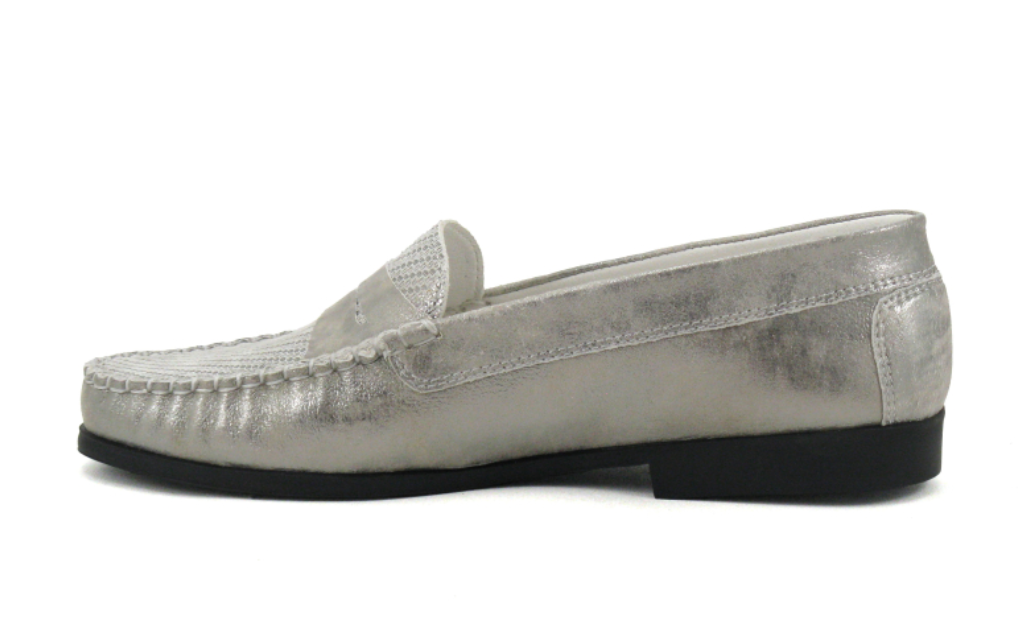Mocassin femme Cuir souple Plateau imprimé Talon plat GEO REINO coloris gris argent – Image 3