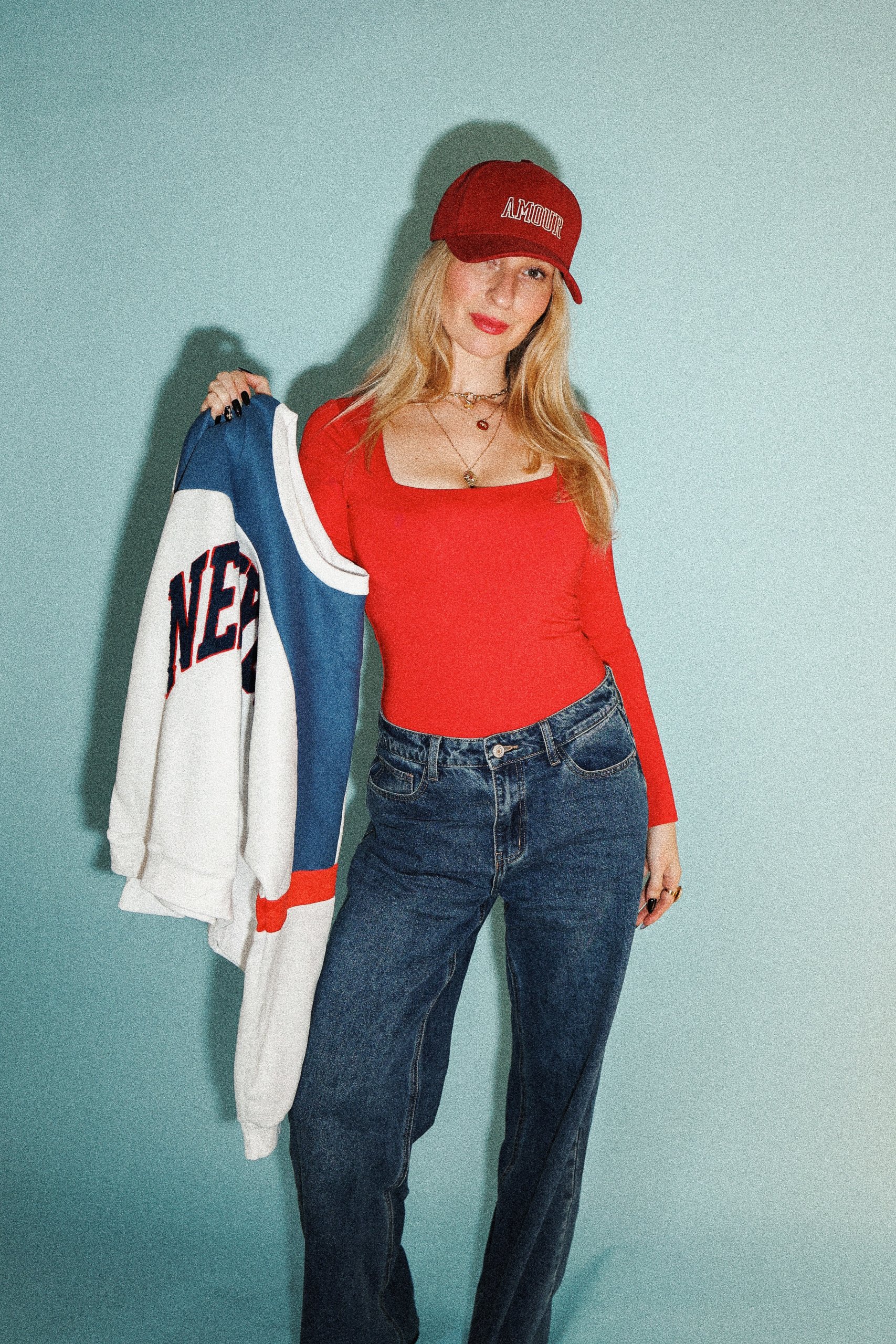 Body rouge manches longues au décolleté carré – Image 4