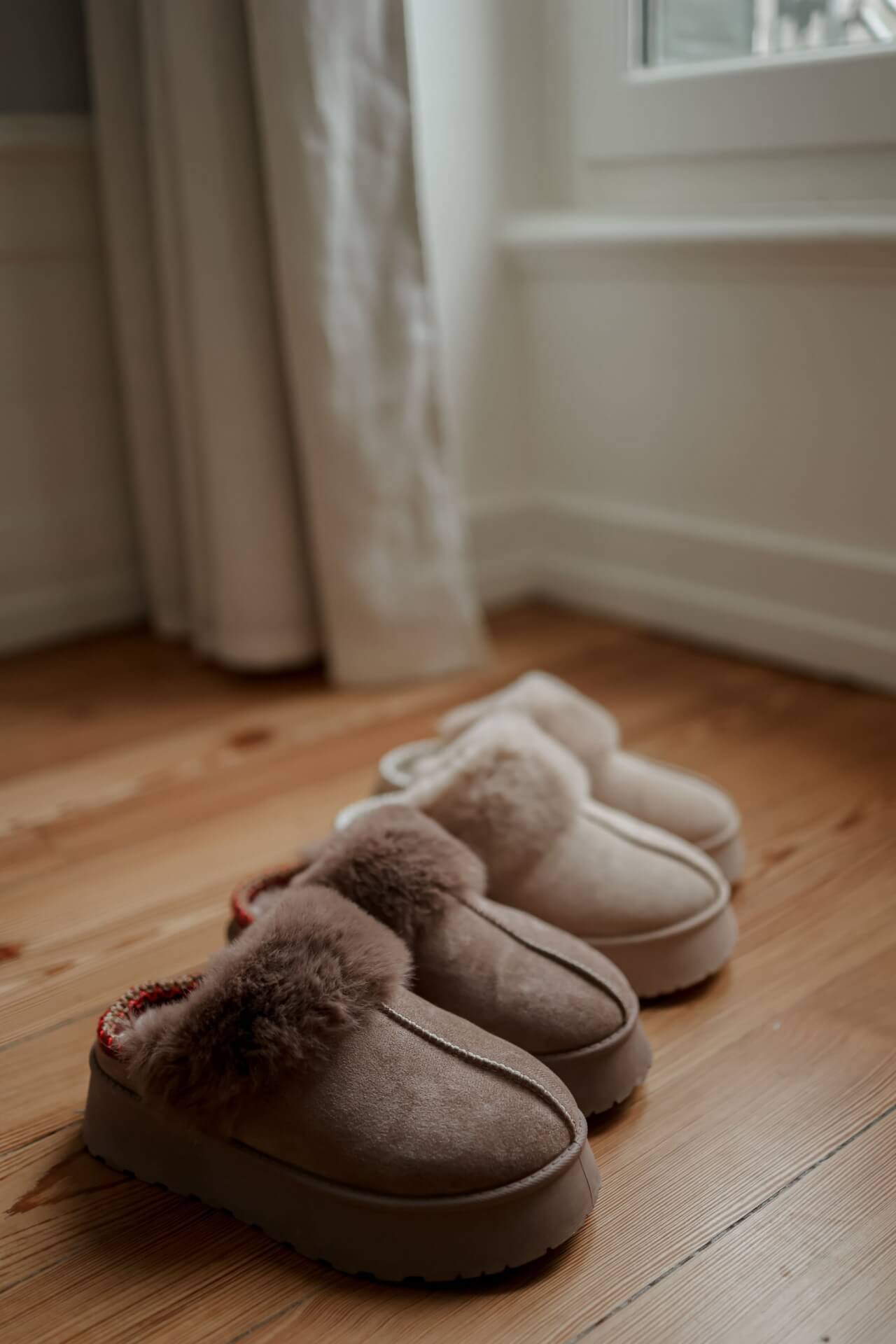 Mules fourrées taupe ou crème – Image 2