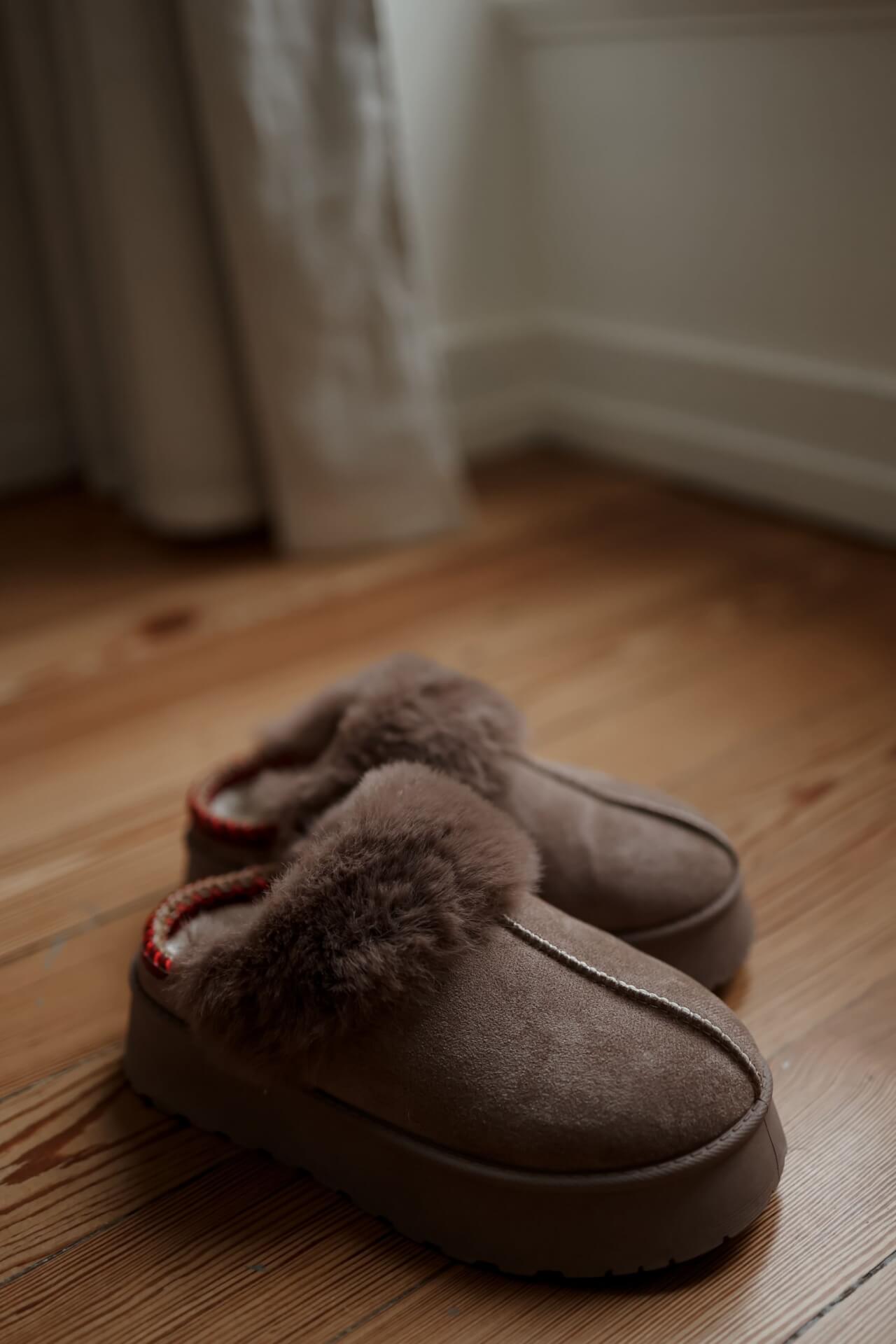 Mules fourrées taupe ou crème – Image 9
