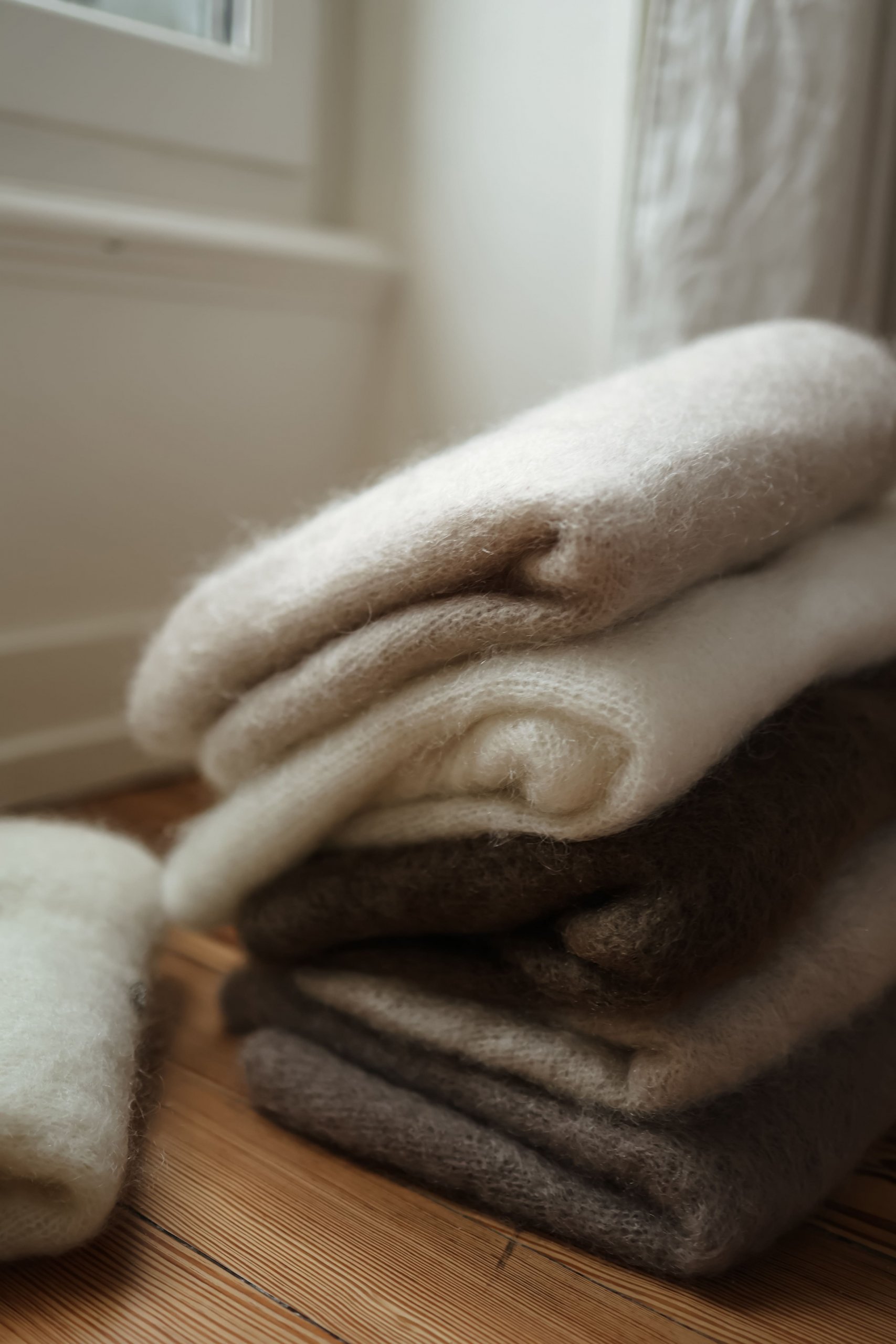 Maille doudou col V manches chauve-souris taupe ou moka – Image 3