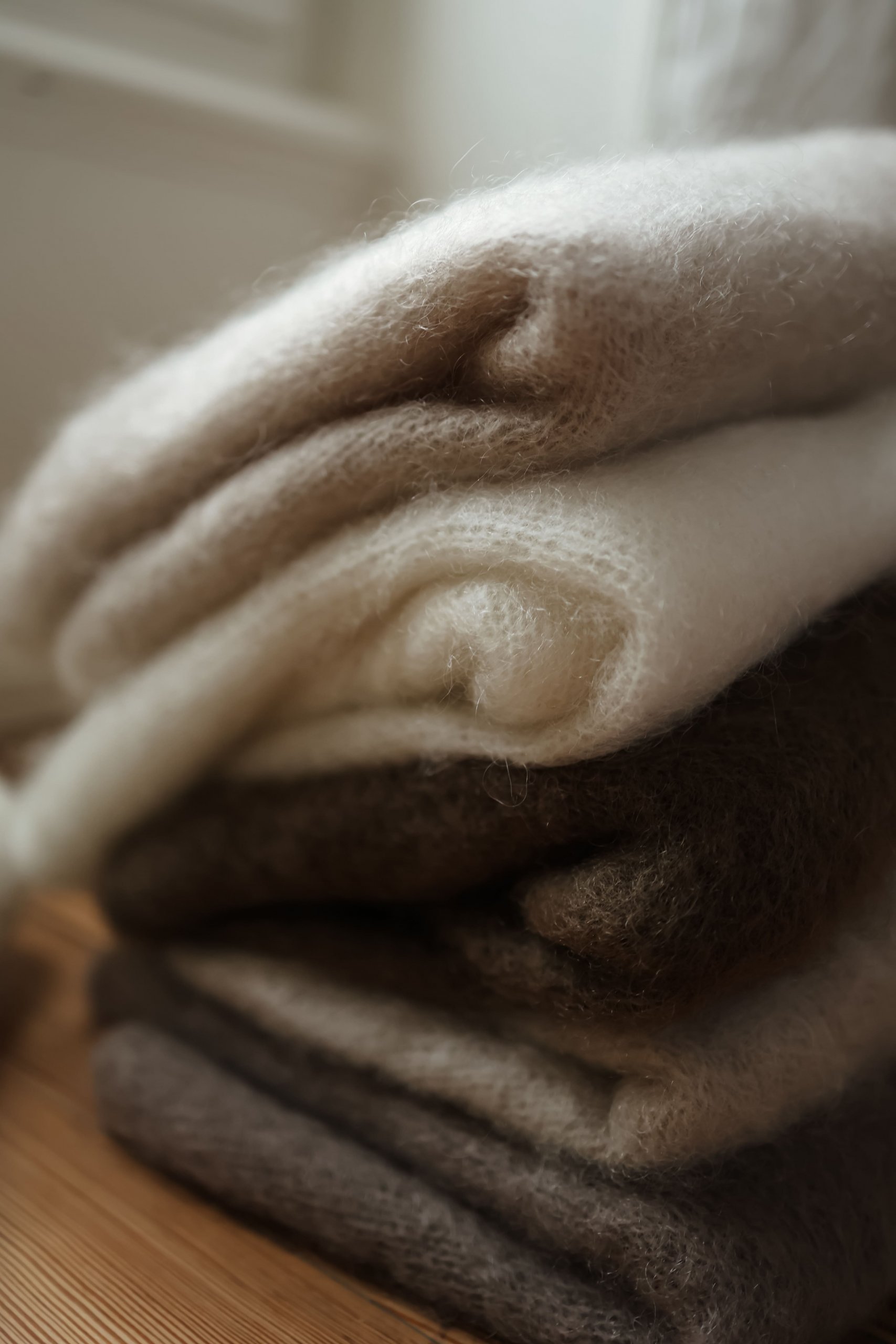 Maille doudou col V manches chauve-souris taupe ou moka – Image 4