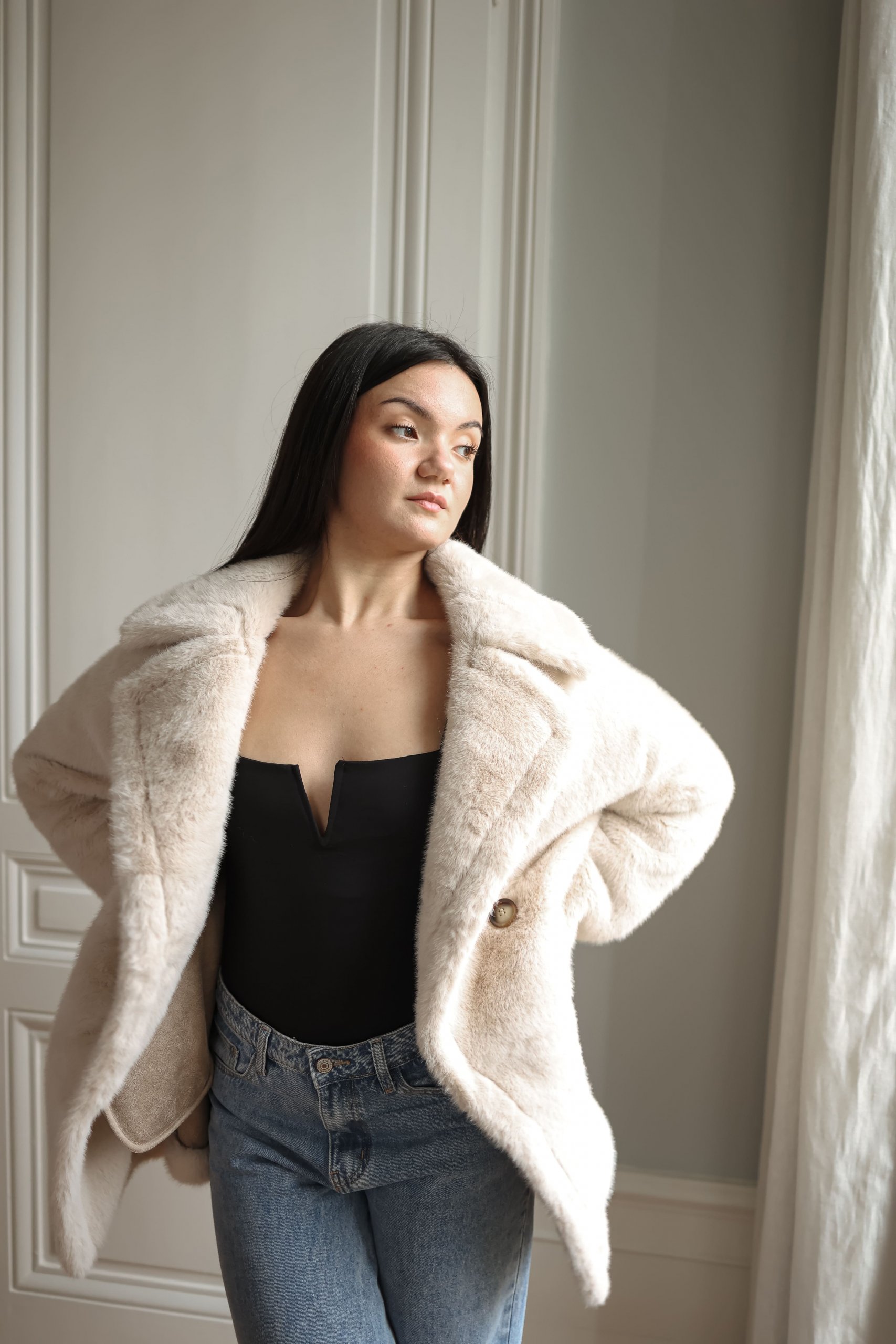 Manteau fausse fourrure crème mi-longue – Image 6