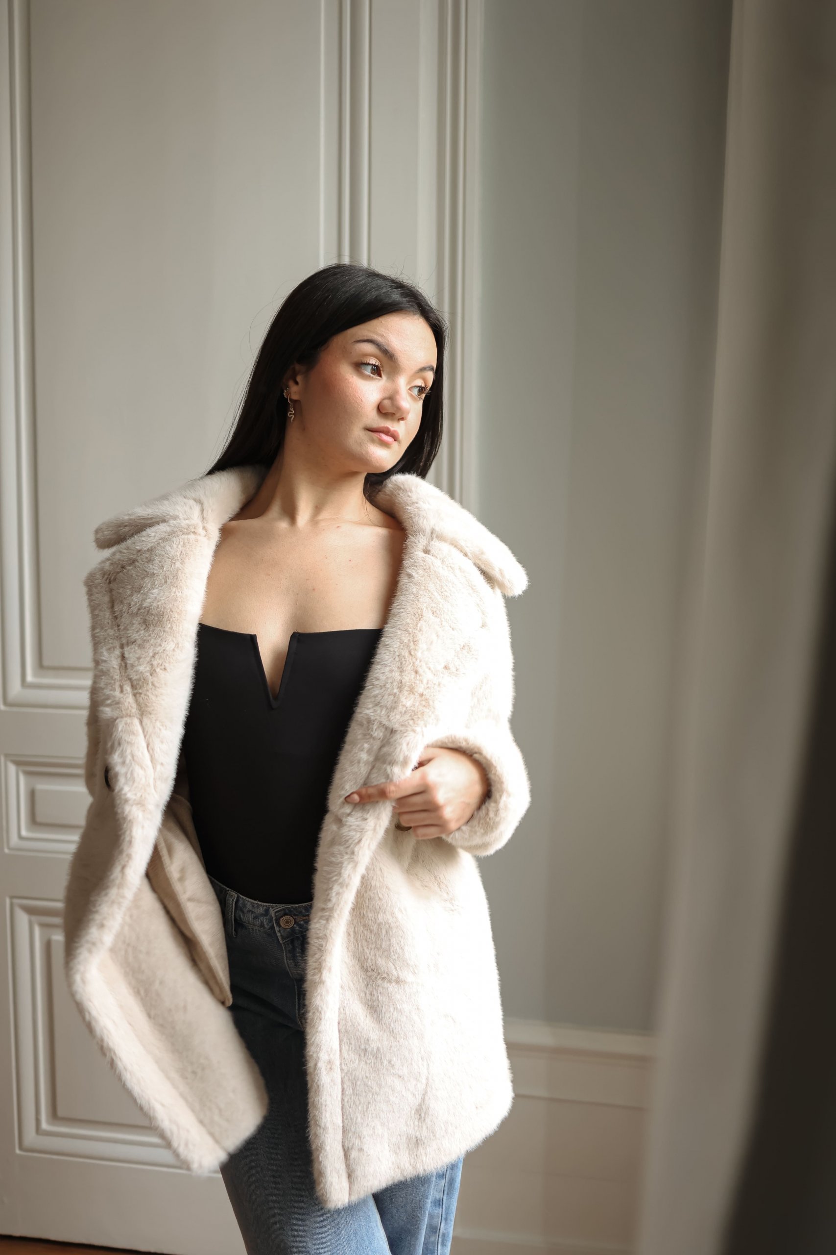Manteau fausse fourrure crème mi-longue – Image 5