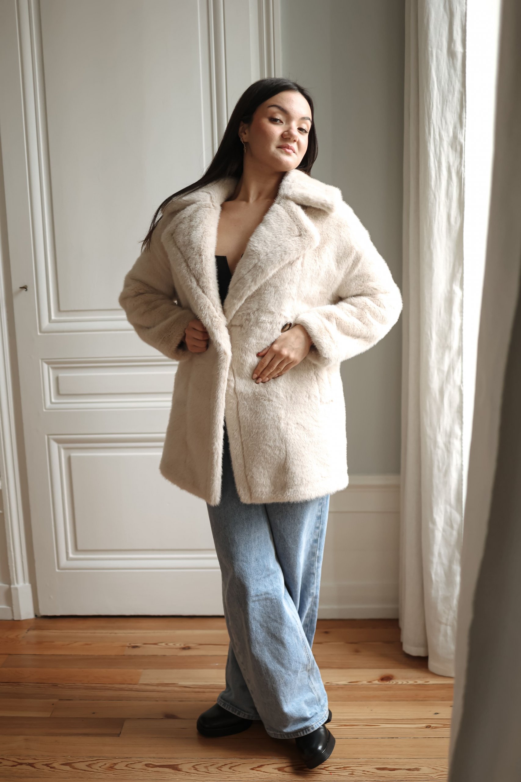 Manteau fausse fourrure crème mi-longue – Image 4