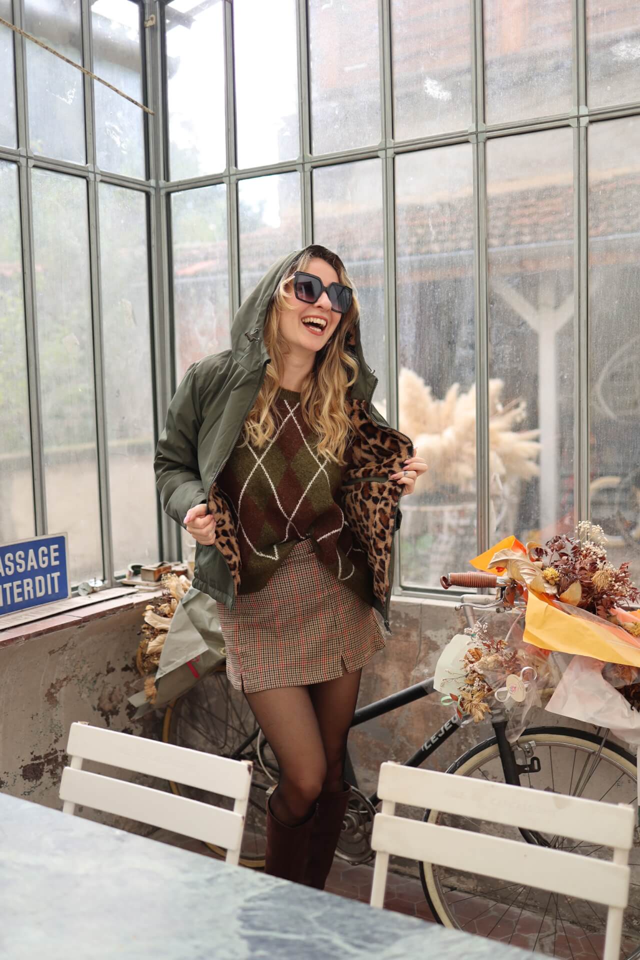 Parka courte à capuche fourrée léopard kaki