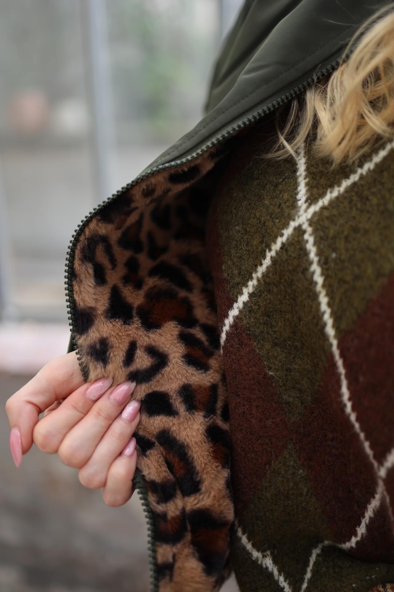 Parka courte à capuche fourrée léopard kaki – Image 4