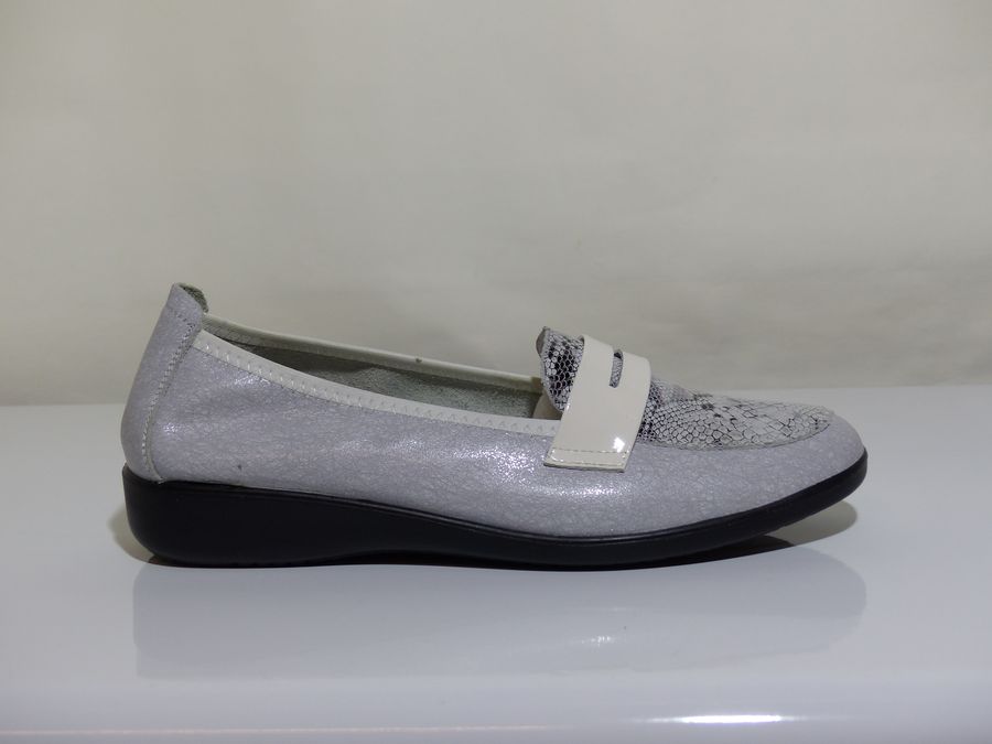 Mocassin femme cuir souple talon plat coloris gris / argent INEA Gabant – Image 2