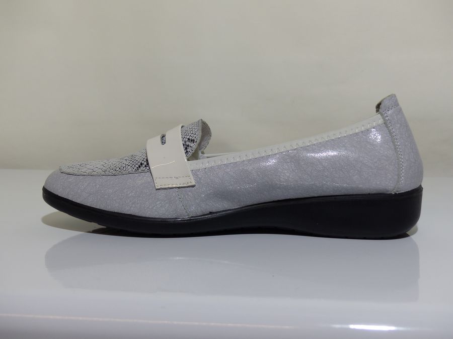 Mocassin femme cuir souple talon plat coloris gris / argent INEA Gabant – Image 3