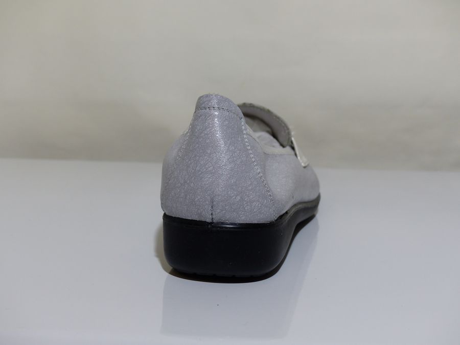 Mocassin femme cuir souple talon plat coloris gris / argent INEA Gabant – Image 5