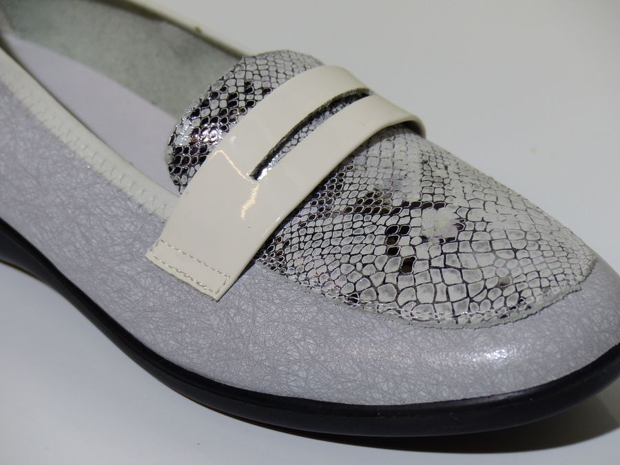 Mocassin femme cuir souple talon plat coloris gris / argent INEA Gabant – Image 8