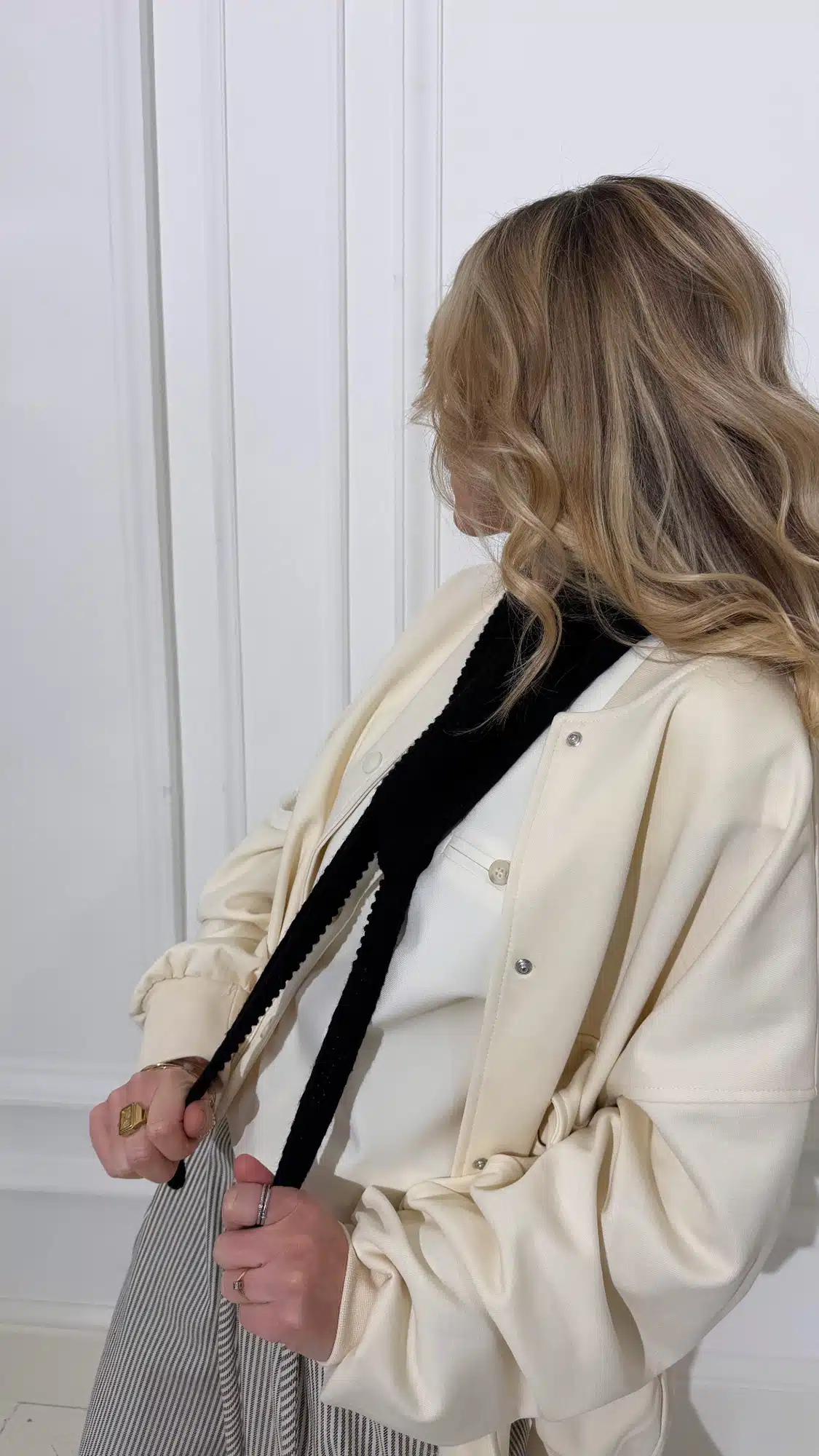 Écharpe fine noire en maille – Image 2