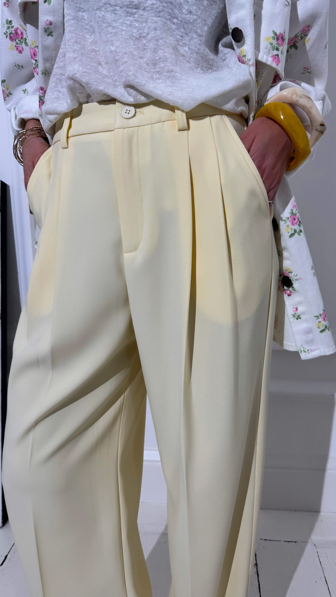 Pantalon jaune pâle à pinces – Image 2