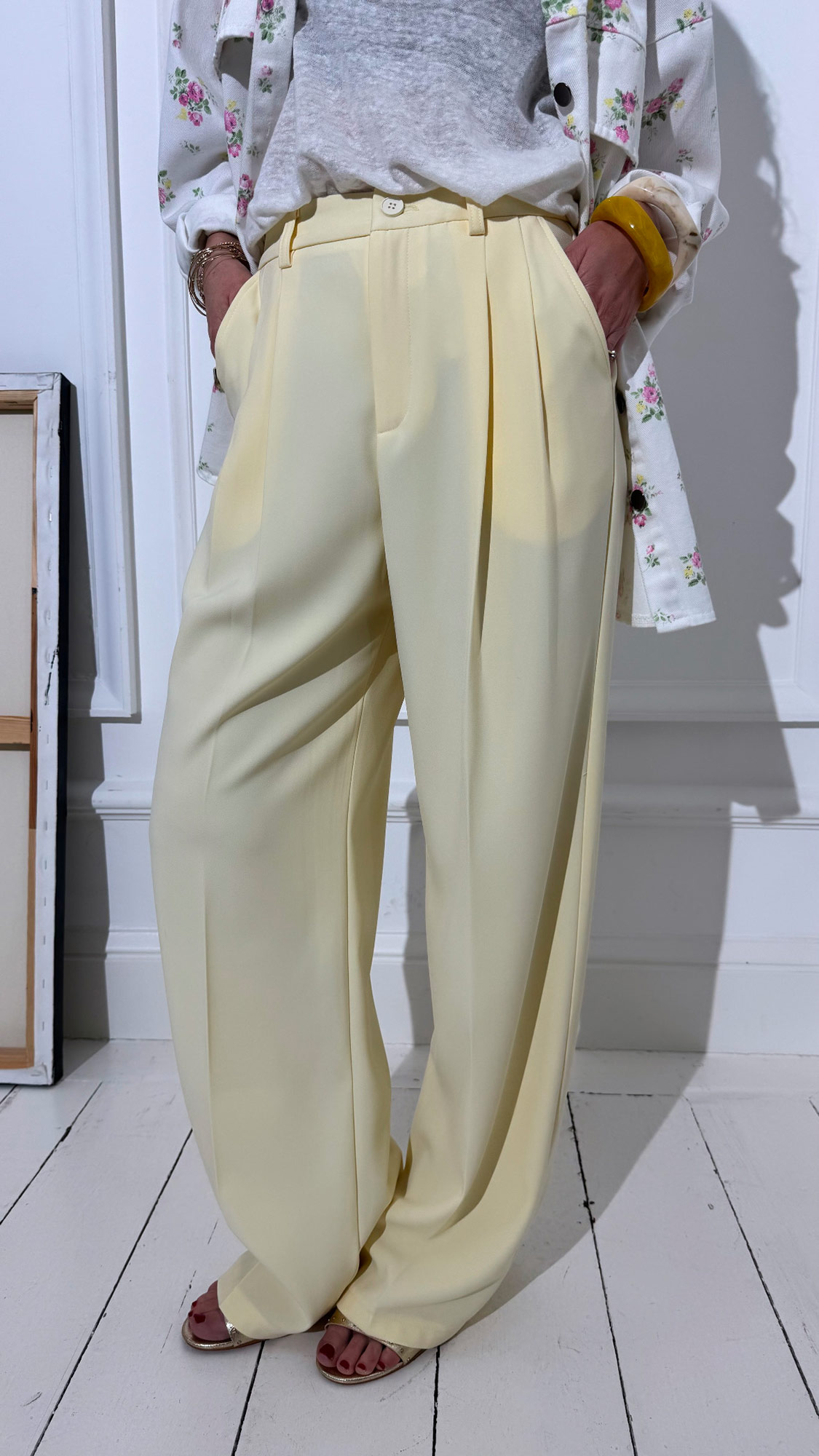 Pantalon jaune pâle à pinces – Image 3