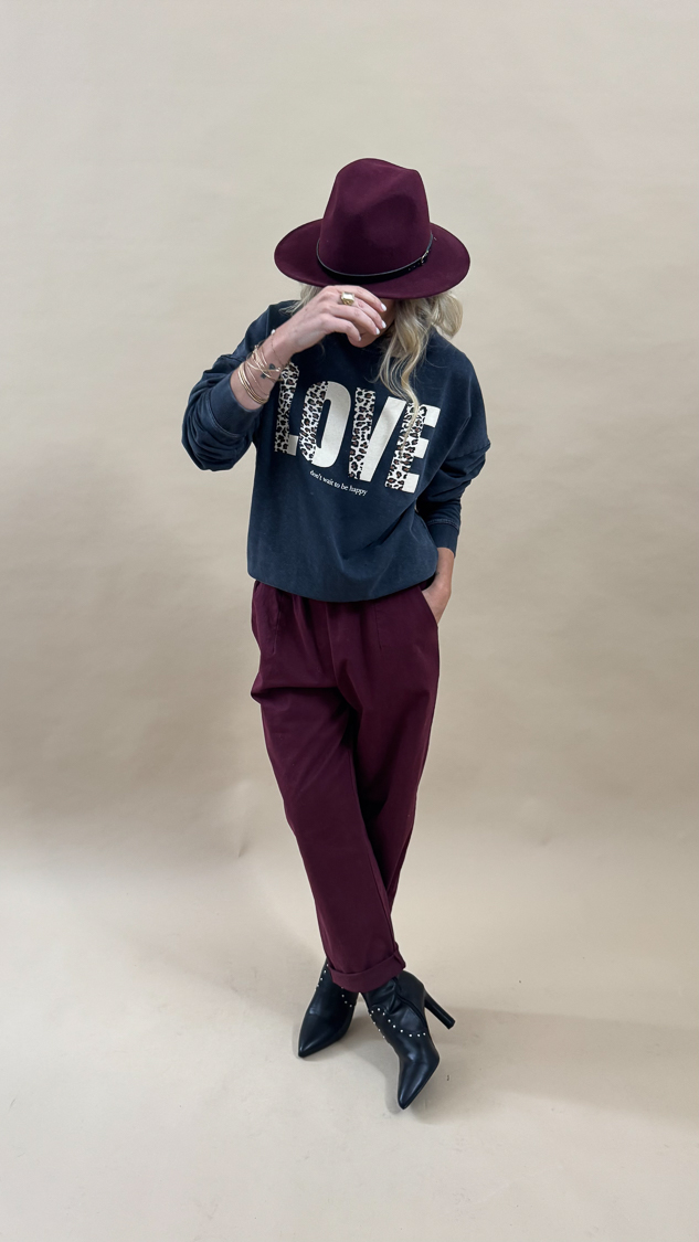 Pantalon bordeaux avec ceinture leopard – Image 4