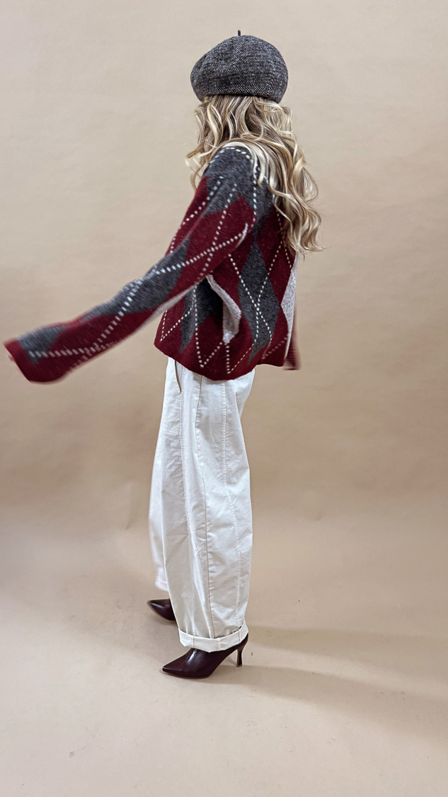 Cardigan bordeaux à motifs losanges et boutons dorés – Image 6