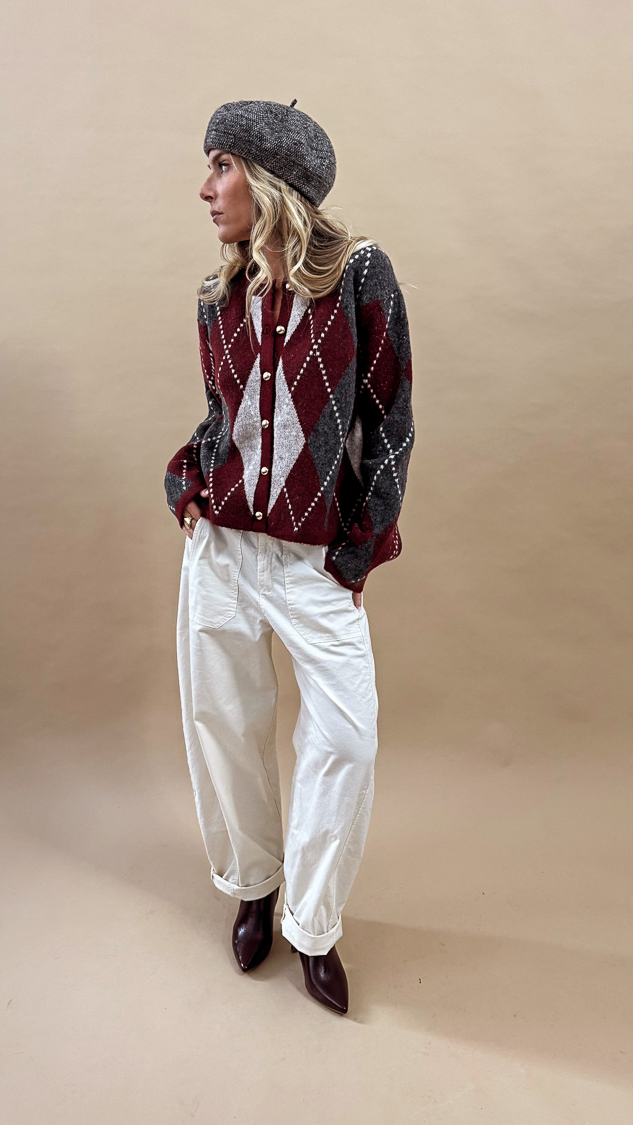 Cardigan bordeaux à motifs losanges et boutons dorés – Image 5